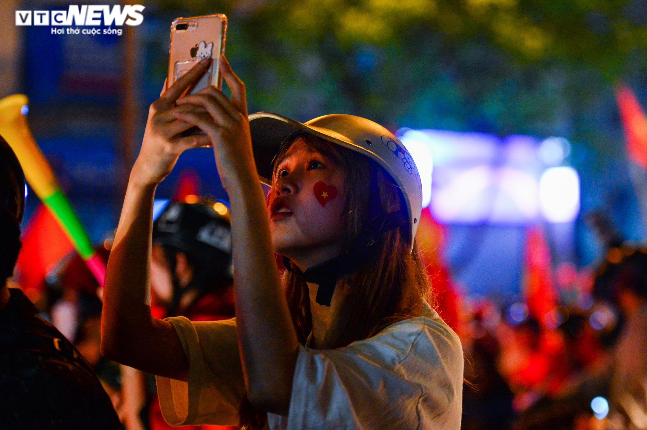 Nửa đêm, CĐV nhí vẫn theo bố mẹ xuống đường mừng U23 Việt Nam vô địch - 12