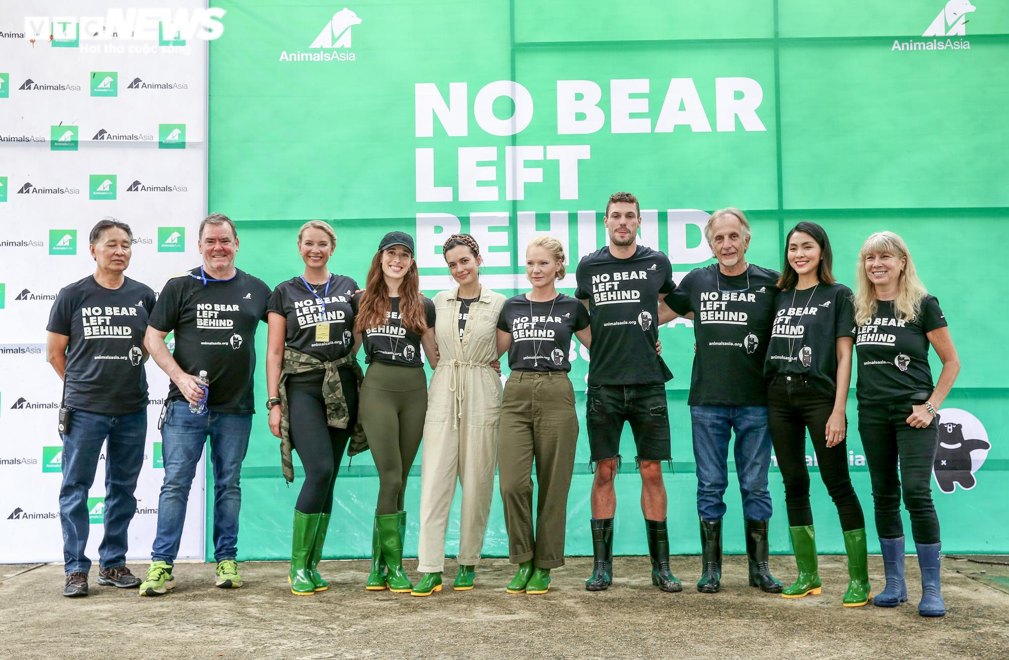 Tăng Thanh Hà và dàn sao quốc tế cùng trải nghiệm chăm sóc gấu - 1