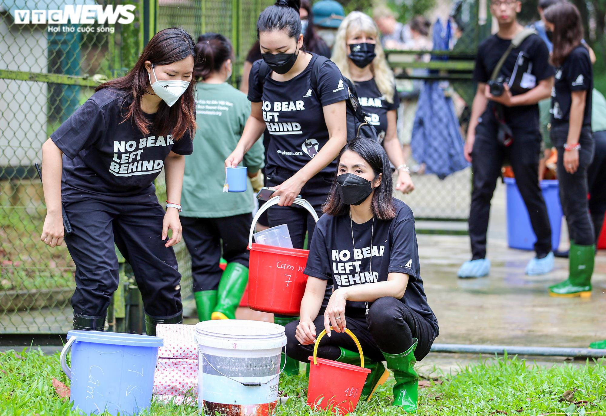 Tăng Thanh Hà và dàn sao quốc tế cùng trải nghiệm chăm sóc gấu - 3
