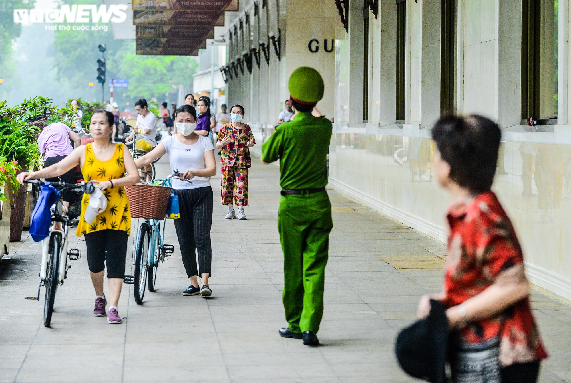 Ảnh: Công an chốt chặn xử lý xe máy, xe đạp đi vào phố đi bộ Hồ Gươm - 9