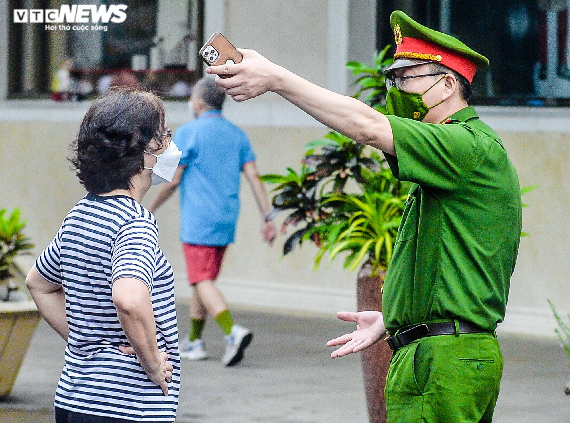 Ảnh: Công an chốt chặn xử lý xe máy, xe đạp đi vào phố đi bộ Hồ Gươm - 10