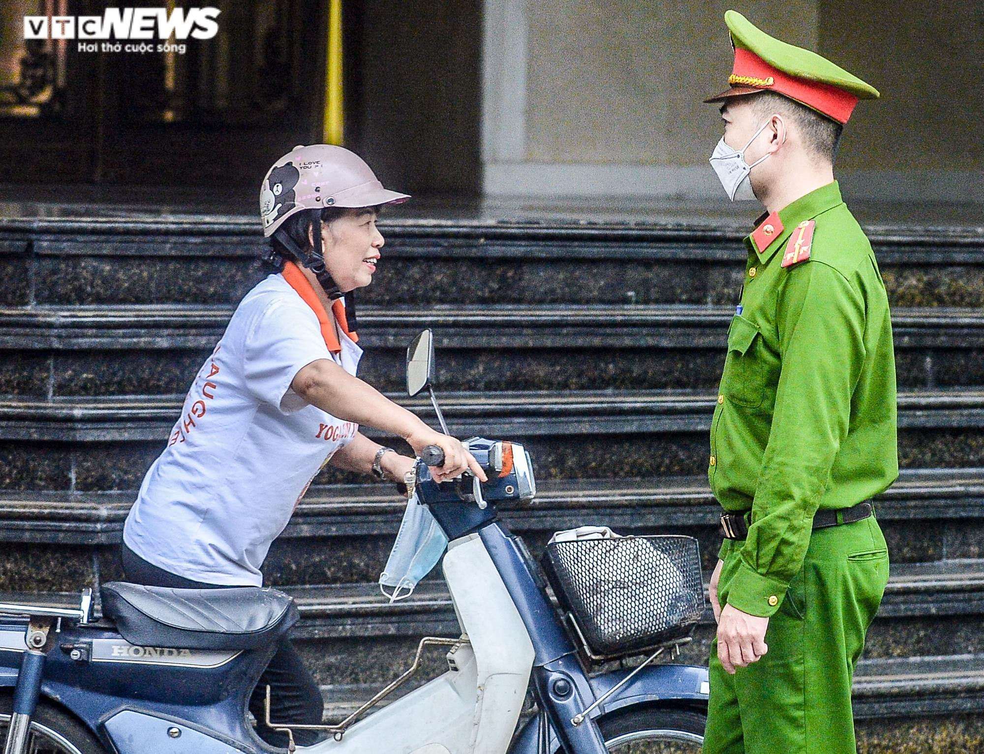Ảnh: Công an chốt chặn xử lý xe máy, xe đạp đi vào phố đi bộ Hồ Gươm - 8