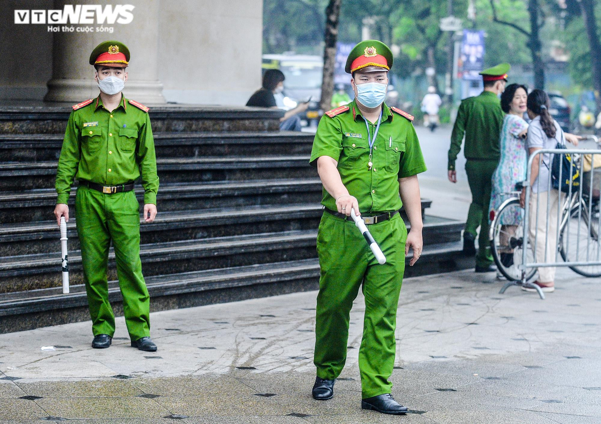 Ảnh: Công an chốt chặn xử lý xe máy, xe đạp đi vào phố đi bộ Hồ Gươm - 7
