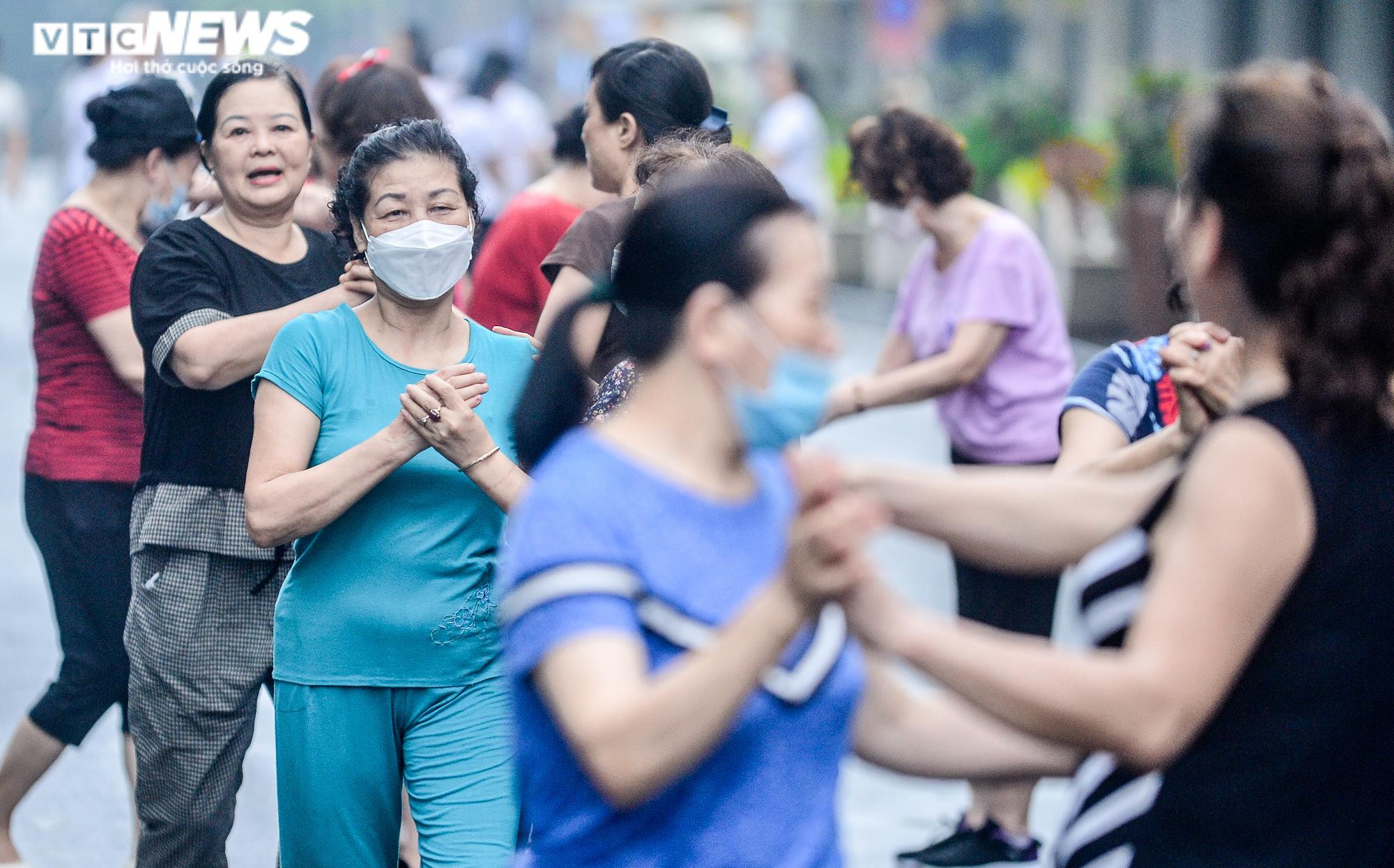 Ảnh: Công an chốt chặn xử lý xe máy, xe đạp đi vào phố đi bộ Hồ Gươm - 11