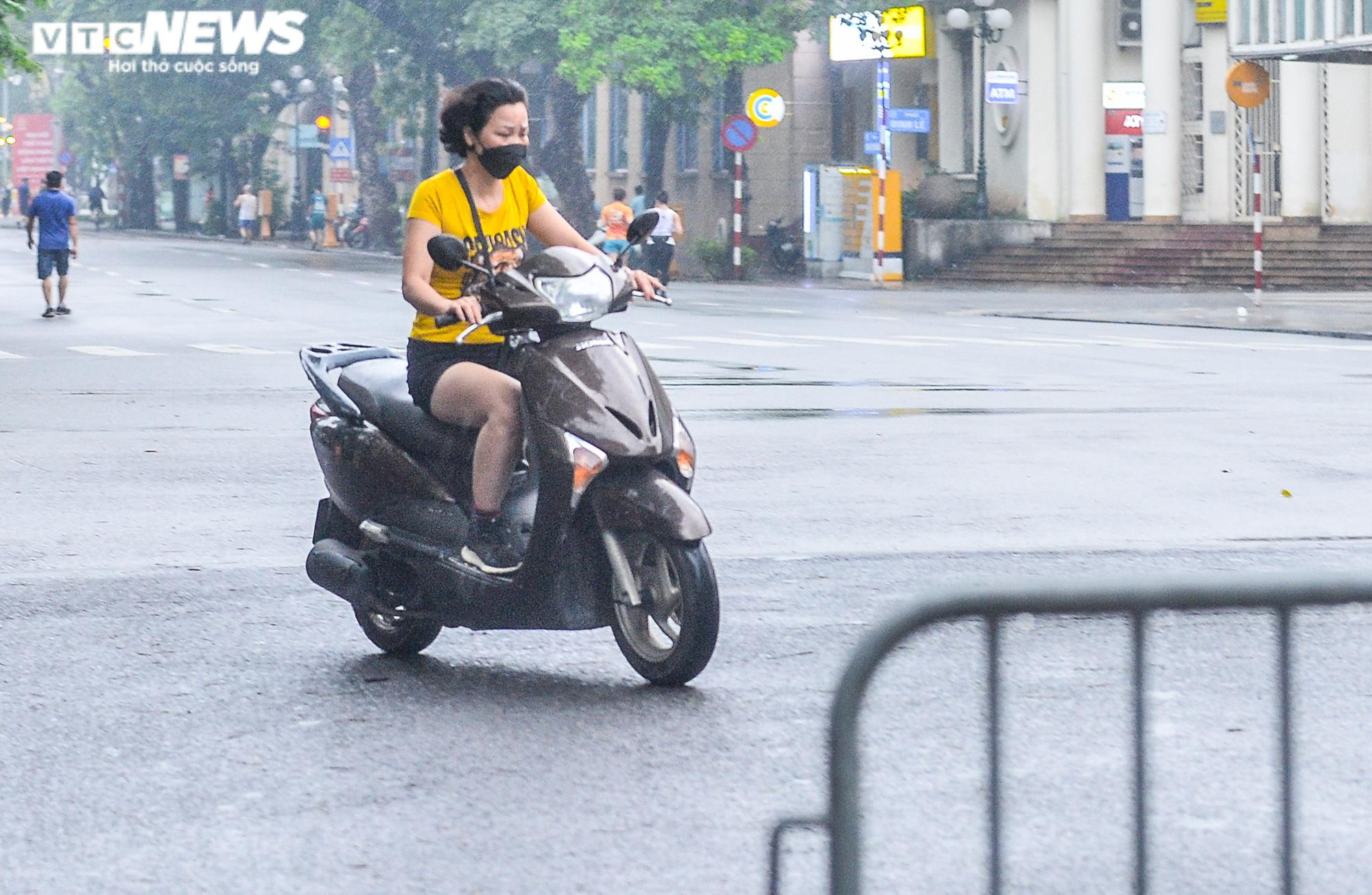 Ảnh: Công an chốt chặn xử lý xe máy, xe đạp đi vào phố đi bộ Hồ Gươm - 2