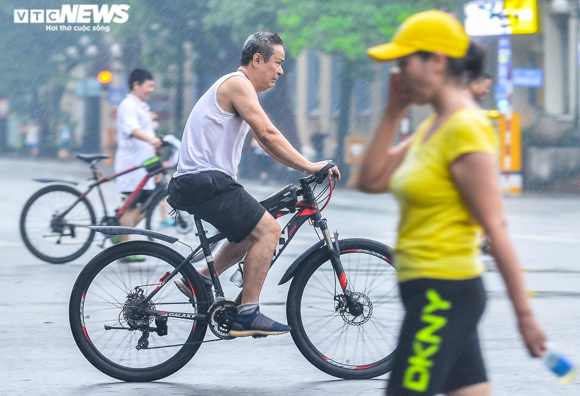 Ảnh: Công an chốt chặn xử lý xe máy, xe đạp đi vào phố đi bộ Hồ Gươm - 5