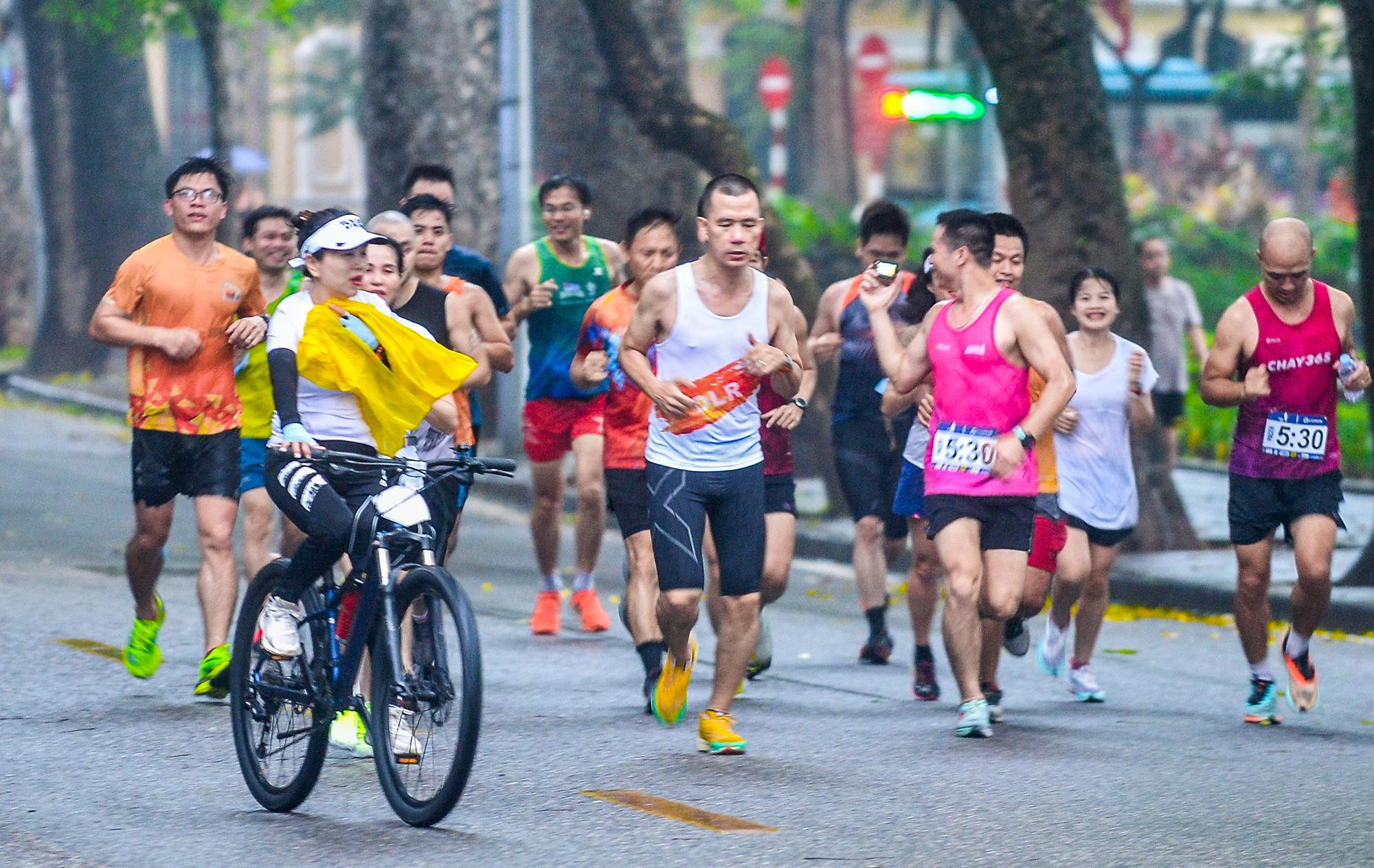 Ảnh: Công an chốt chặn xử lý xe máy, xe đạp đi vào phố đi bộ Hồ Gươm - 4