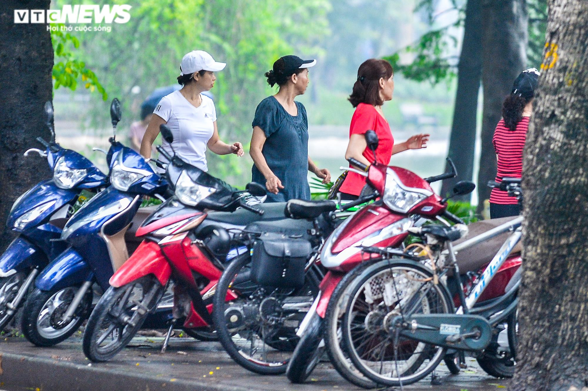 Ảnh: Công an chốt chặn xử lý xe máy, xe đạp đi vào phố đi bộ Hồ Gươm - 6