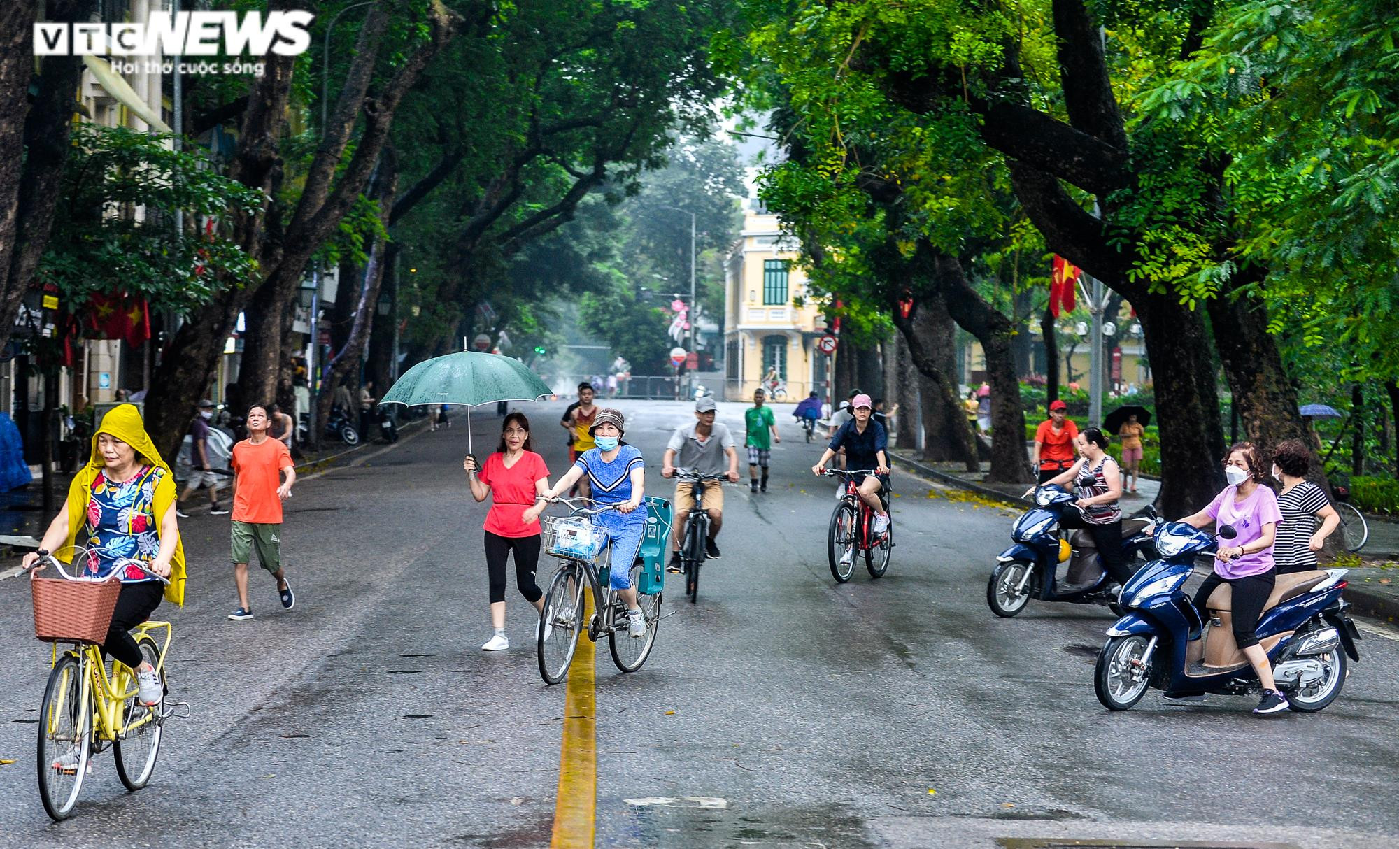 Ảnh: Công an chốt chặn xử lý xe máy, xe đạp đi vào phố đi bộ Hồ Gươm - 1