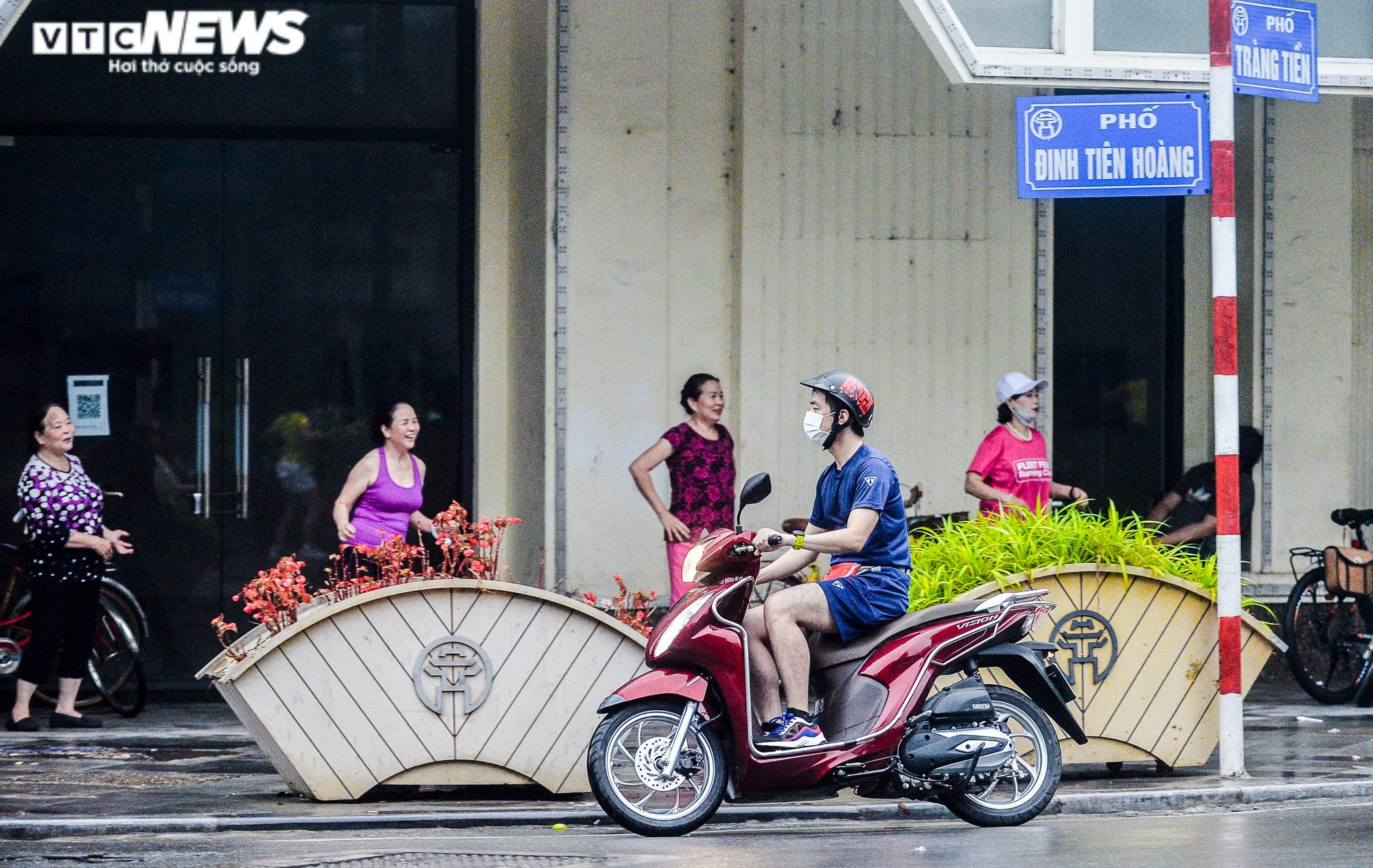 Ảnh: Công an chốt chặn xử lý xe máy, xe đạp đi vào phố đi bộ Hồ Gươm - 3