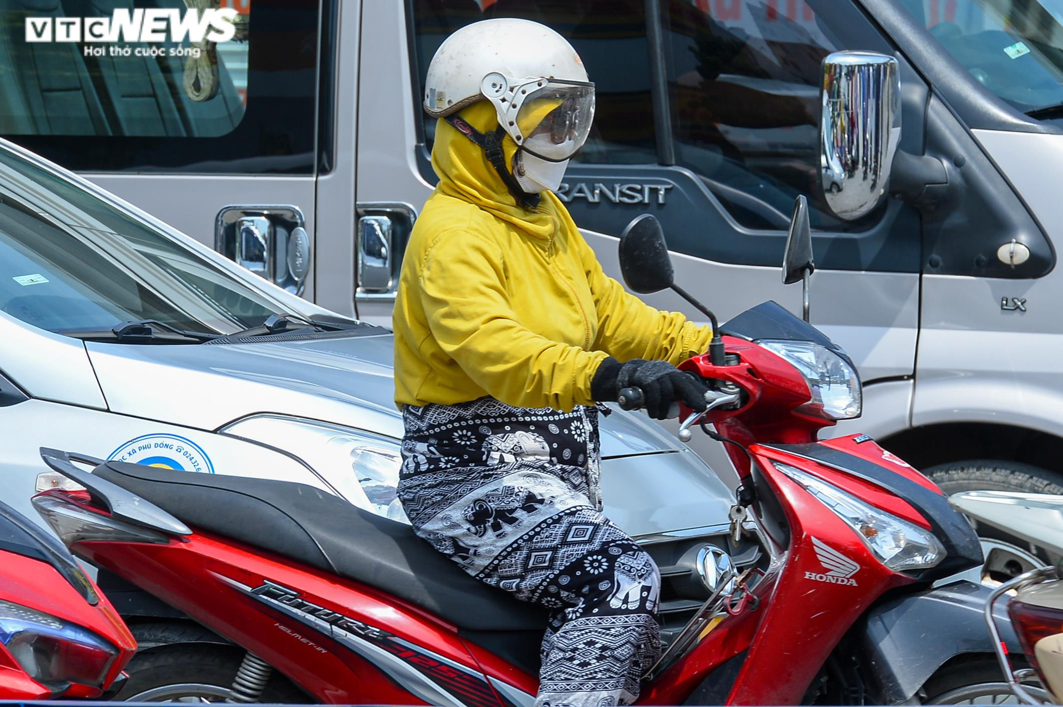 Ảnh: Người Hà Nội ngột ngạt dưới nắng nóng gần 40 độ C - 3