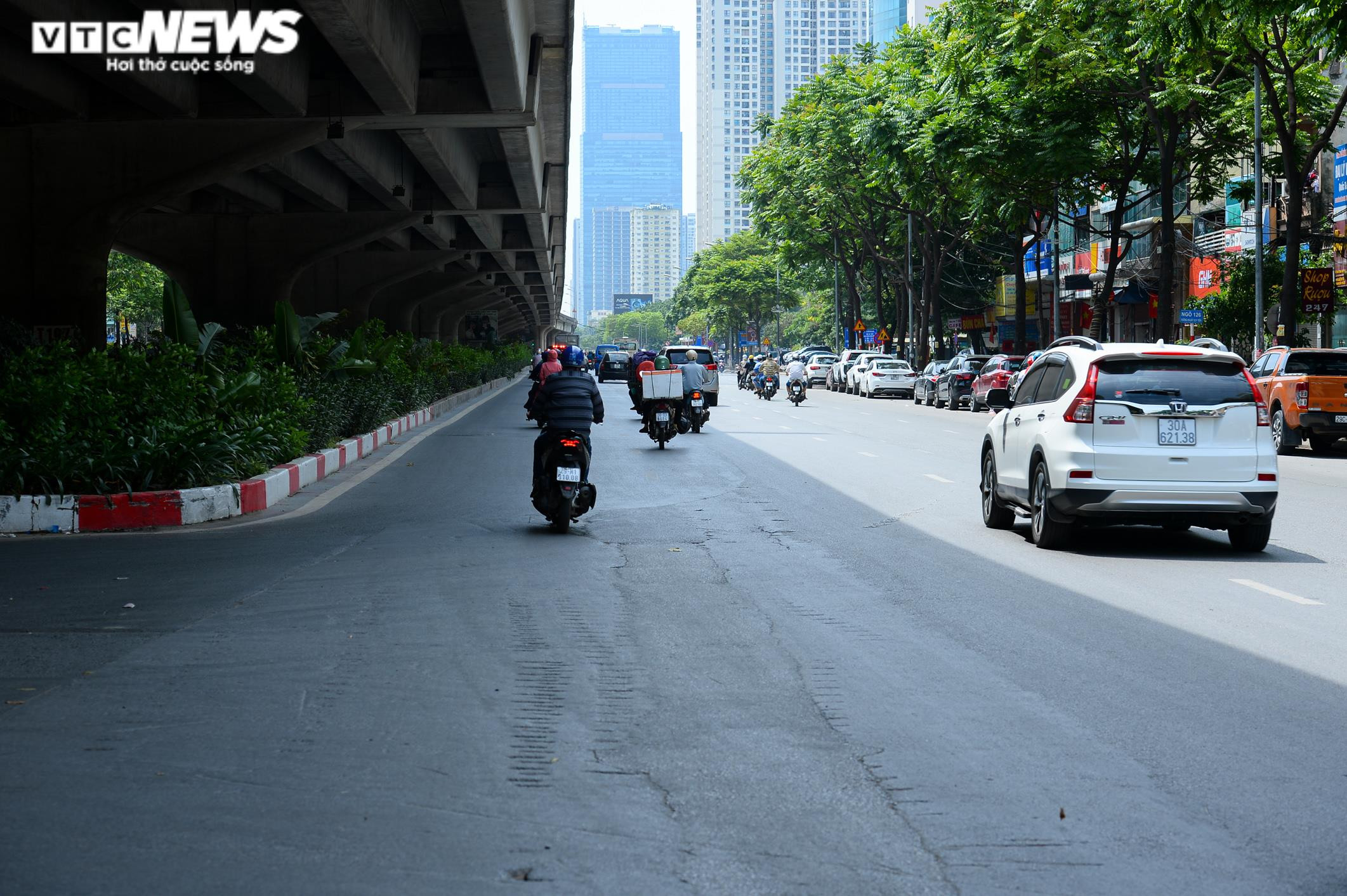 Ảnh: Người Hà Nội ngột ngạt dưới nắng nóng gần 40 độ C - 11