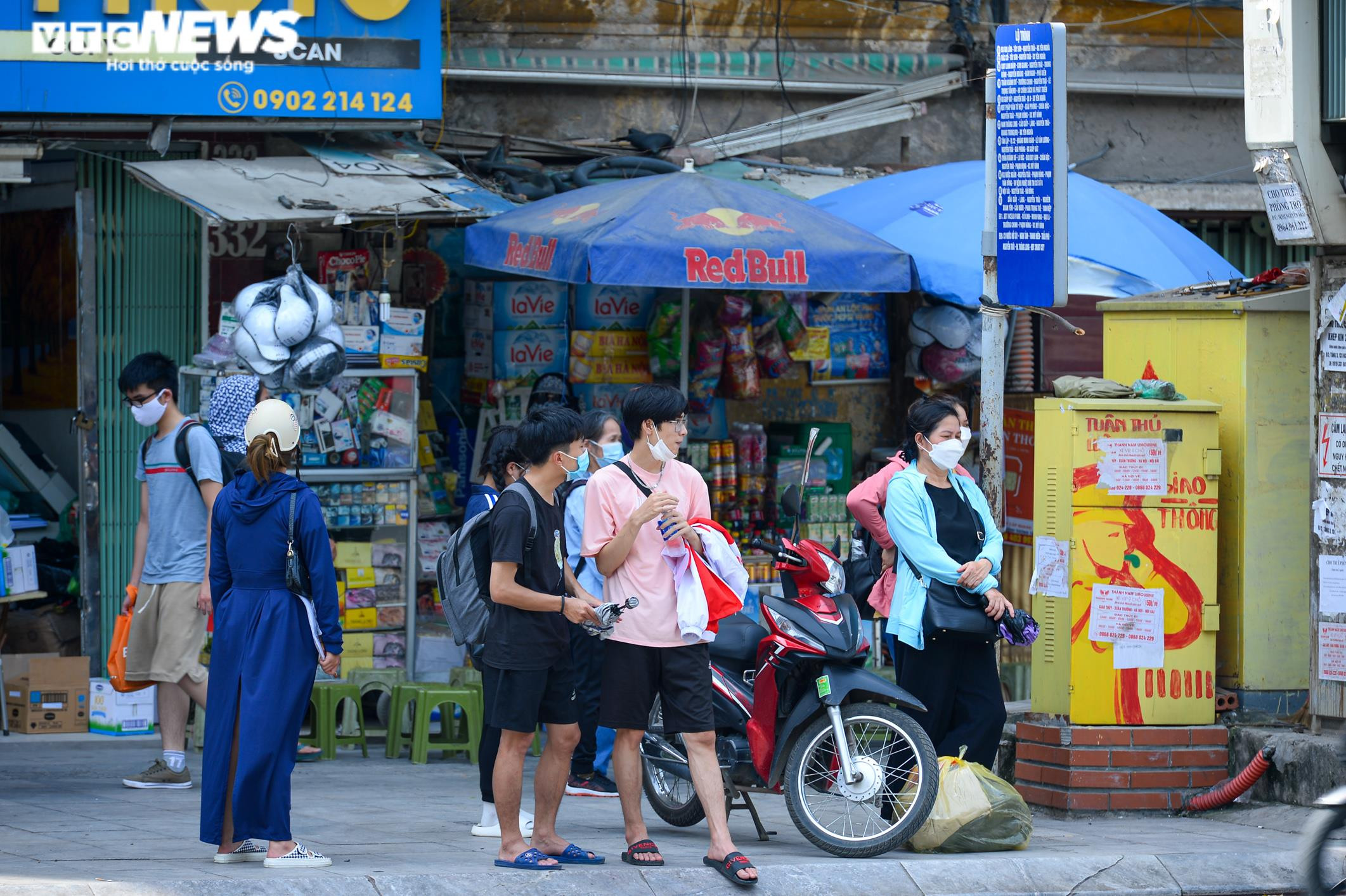 Ảnh: Người Hà Nội ngột ngạt dưới nắng nóng gần 40 độ C - 10