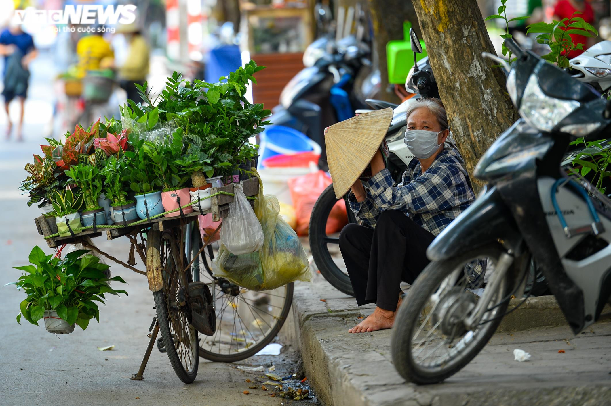 Ảnh: Người Hà Nội ngột ngạt dưới nắng nóng gần 40 độ C - 8