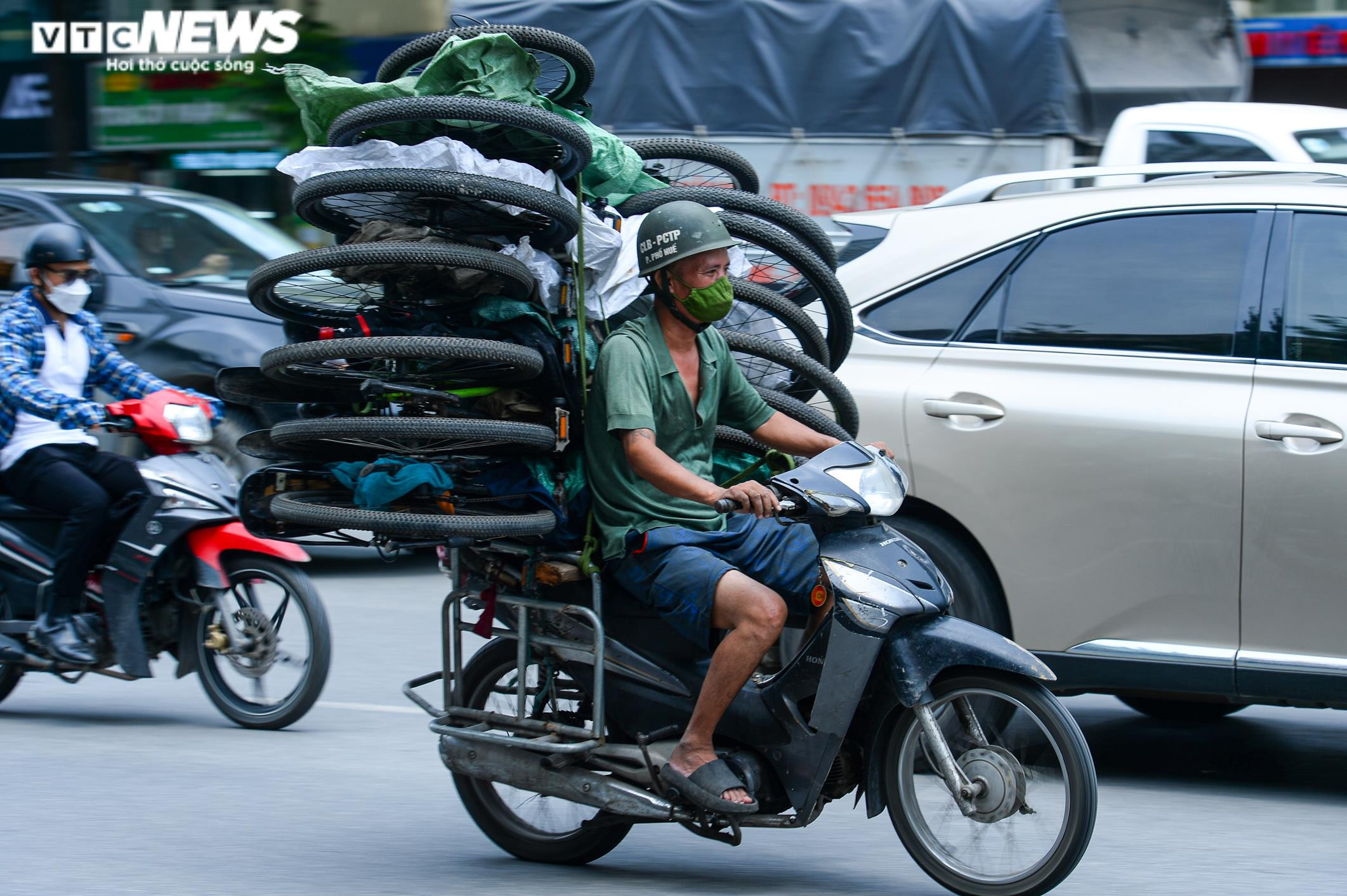 Ảnh: Người Hà Nội ngột ngạt dưới nắng nóng gần 40 độ C - 6