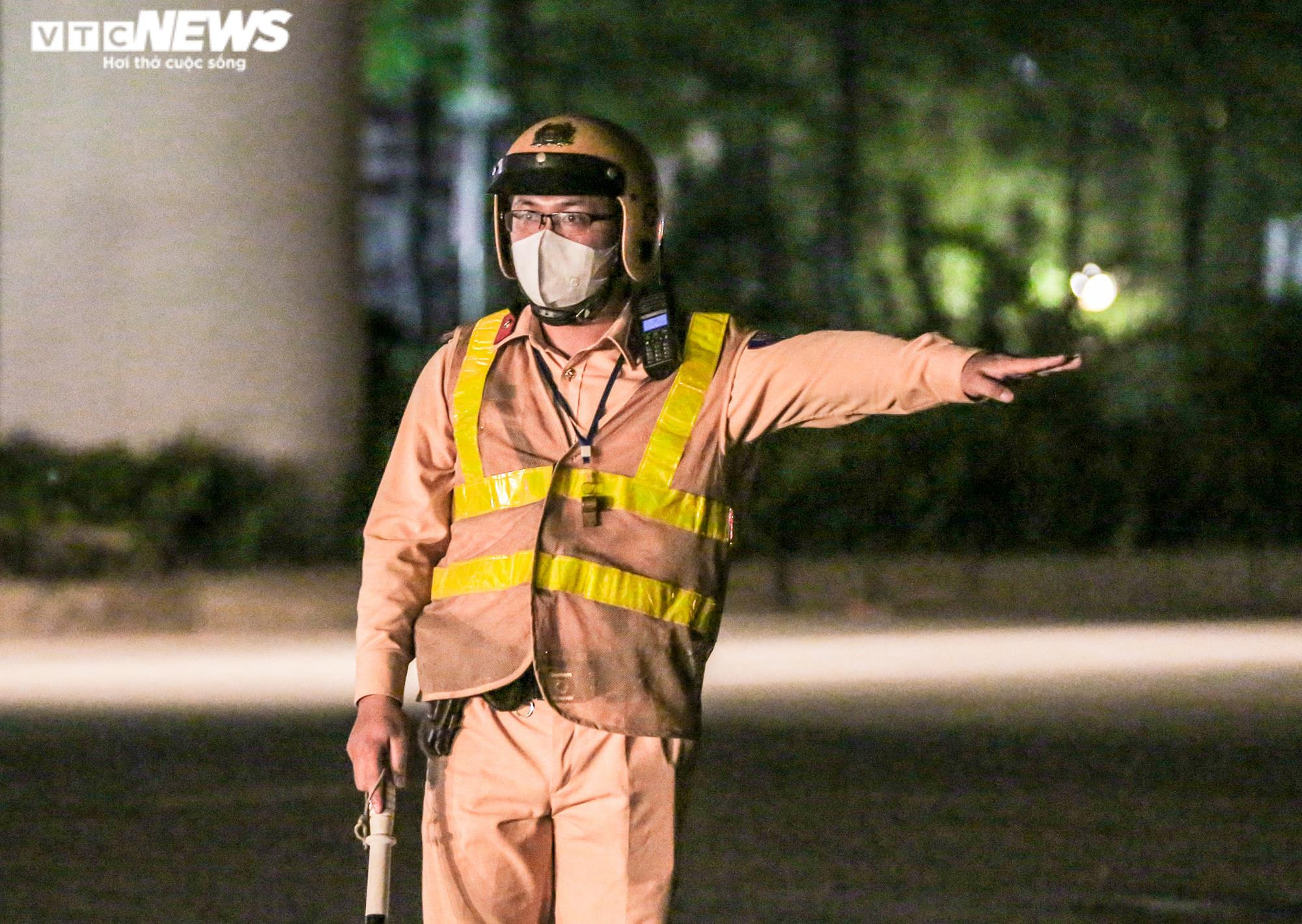 Theo chân CSGT Hà Nội xử phạt tài xế chở vật liệu xây dựng làm rơi vãi ra đường - 4