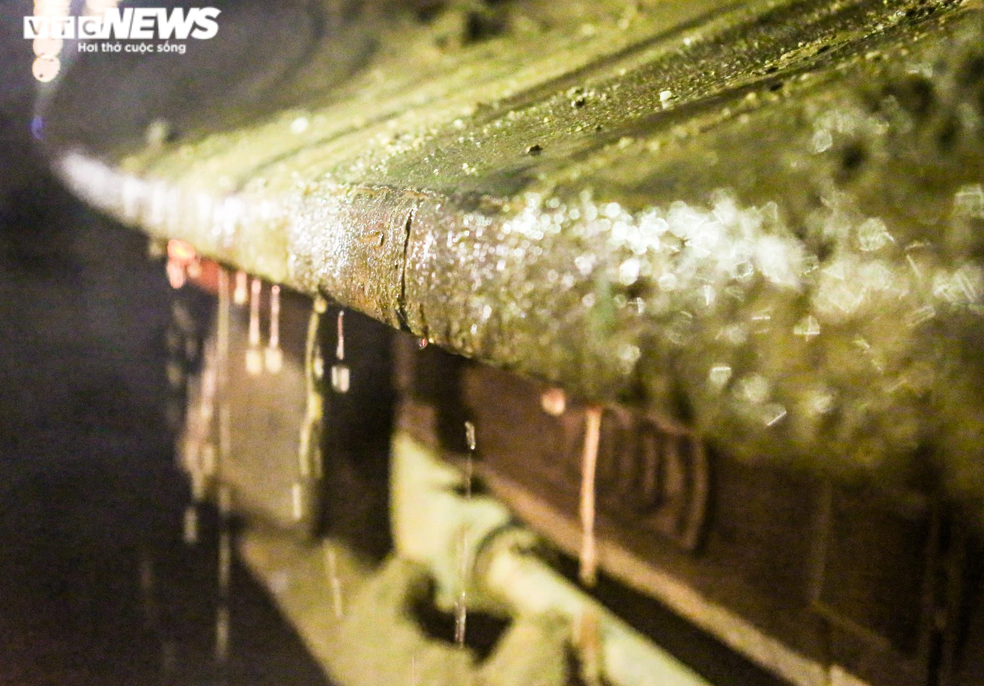 Theo chân CSGT Hà Nội xử phạt tài xế chở vật liệu xây dựng làm rơi vãi ra đường - 6