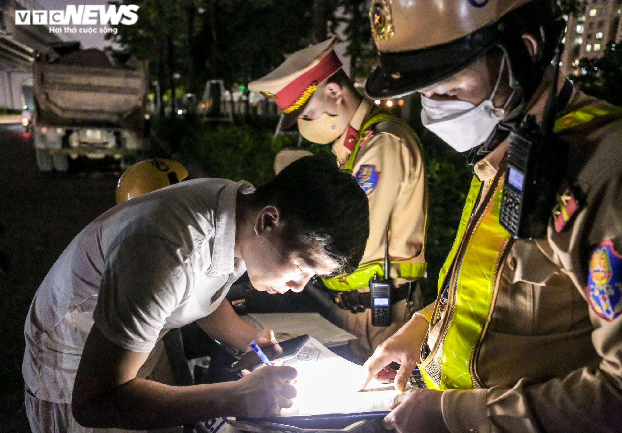 Theo chân CSGT Hà Nội xử phạt tài xế chở vật liệu xây dựng làm rơi vãi ra đường - 10