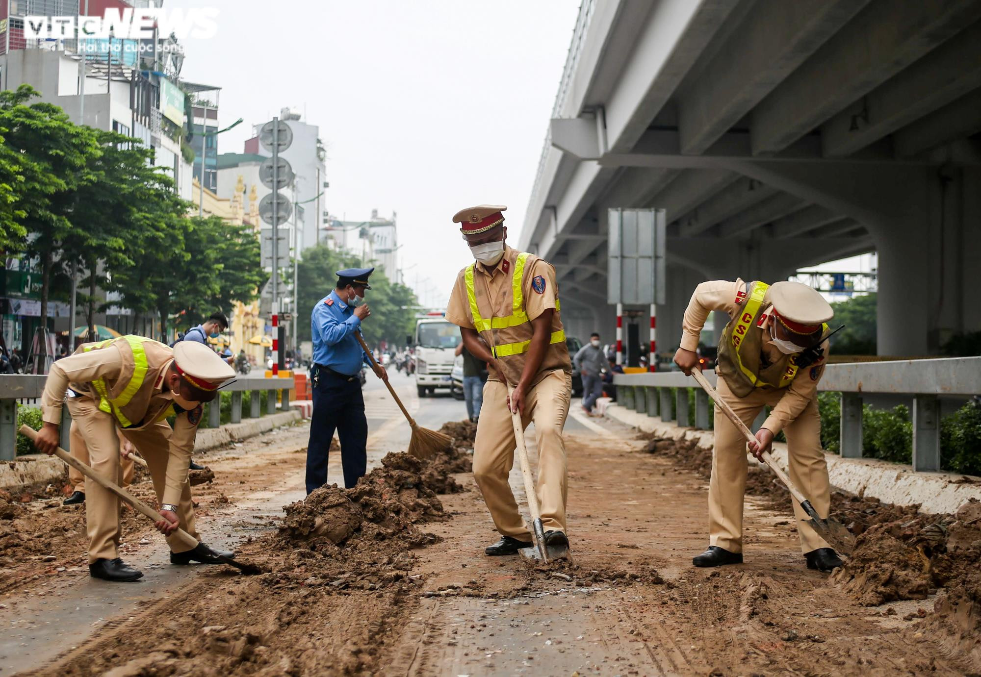 Theo chân CSGT Hà Nội xử phạt tài xế chở vật liệu xây dựng làm rơi vãi ra đường - 2