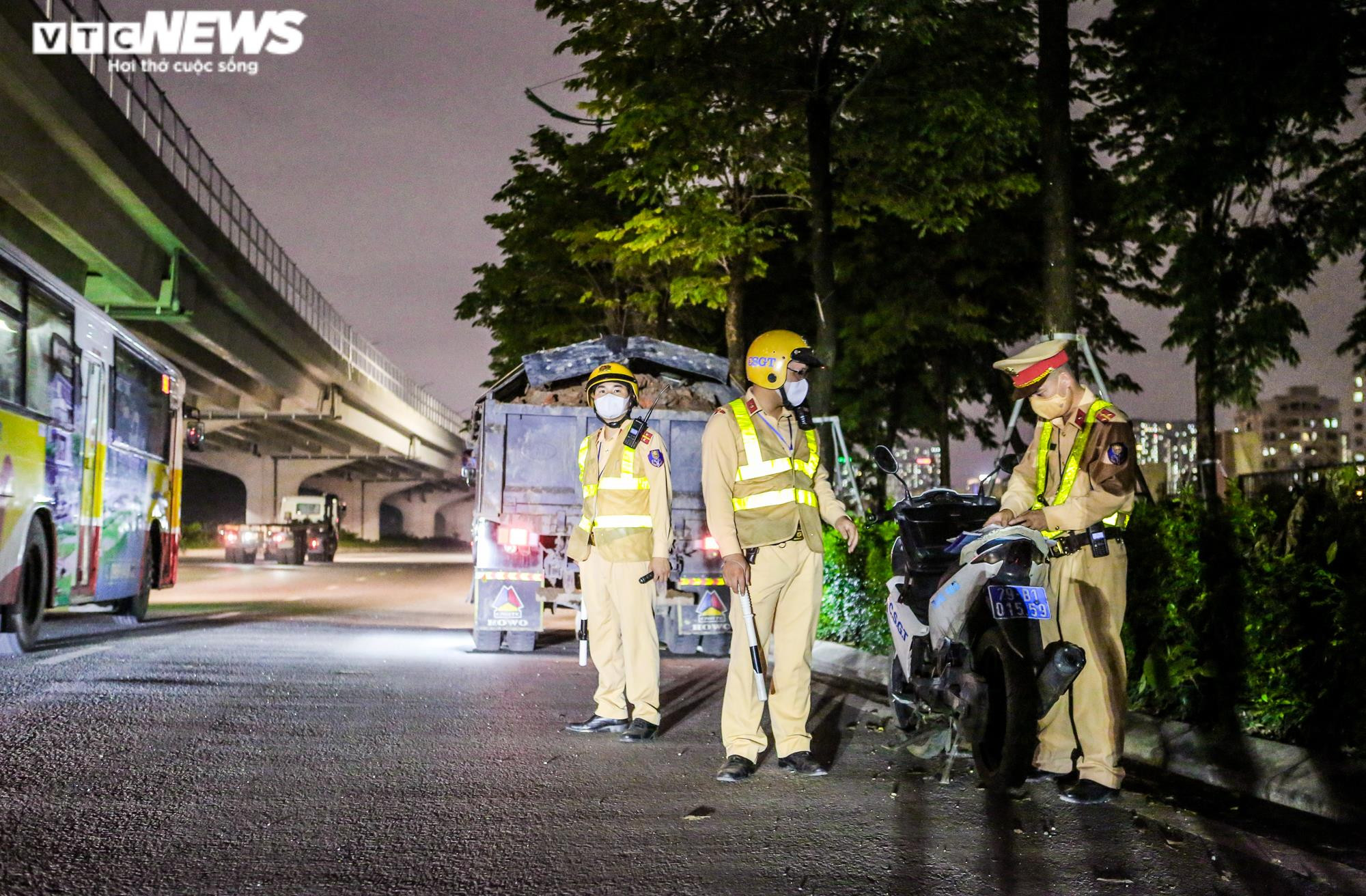 Theo chân CSGT Hà Nội xử phạt tài xế chở vật liệu xây dựng làm rơi vãi ra đường - 3