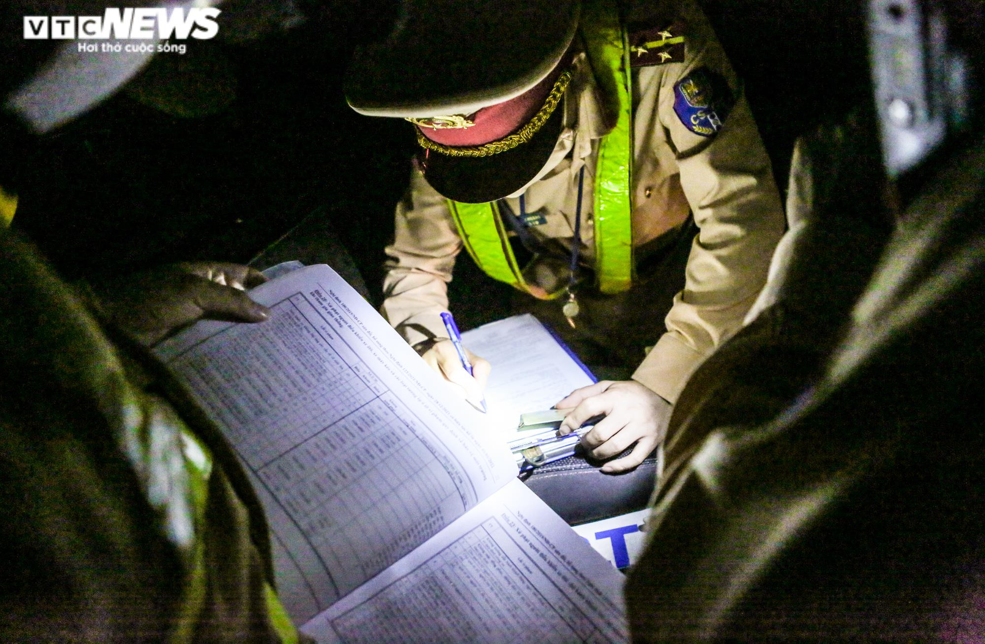 Theo chân CSGT Hà Nội xử phạt tài xế chở vật liệu xây dựng làm rơi vãi ra đường - 12