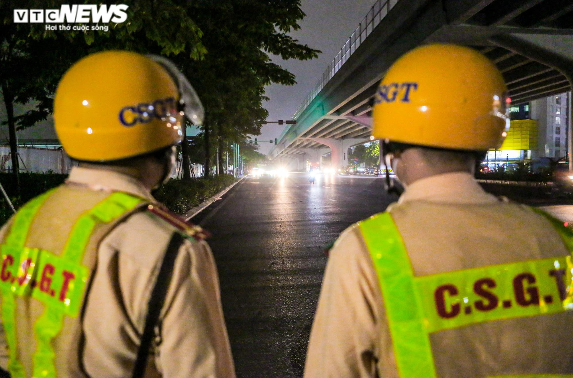 Theo chân CSGT Hà Nội xử phạt tài xế chở vật liệu xây dựng làm rơi vãi ra đường - 13