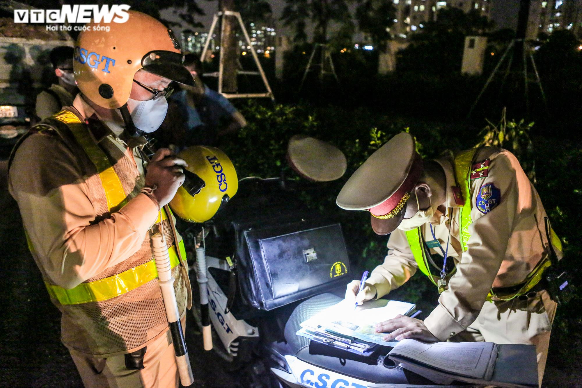 Theo chân CSGT Hà Nội xử phạt tài xế chở vật liệu xây dựng làm rơi vãi ra đường - 11