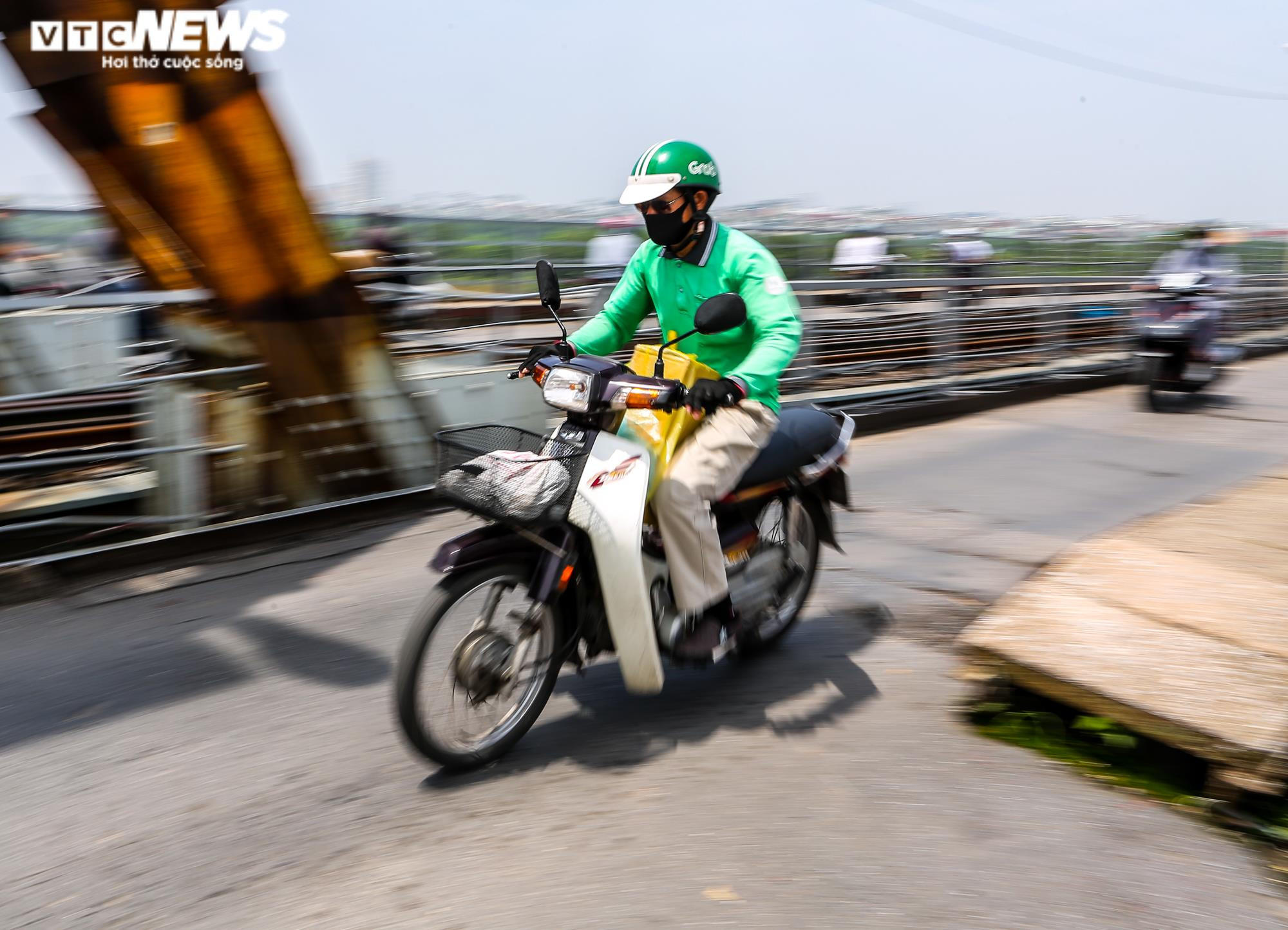 Ảnh: Cầu Long Biên xuống cấp trầm trọng, dân lo lắng mỗi khi sang sông - 15