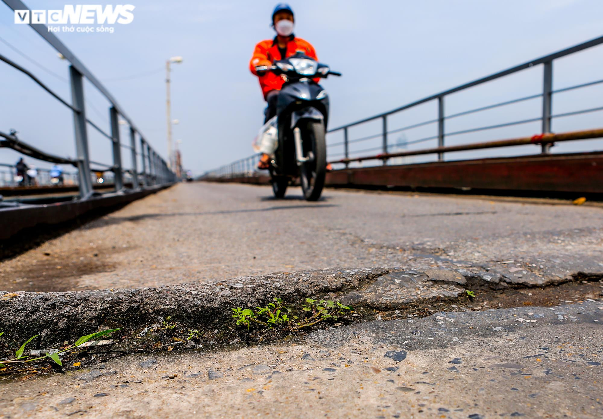 Ảnh: Cầu Long Biên xuống cấp trầm trọng, dân lo lắng mỗi khi sang sông - 12