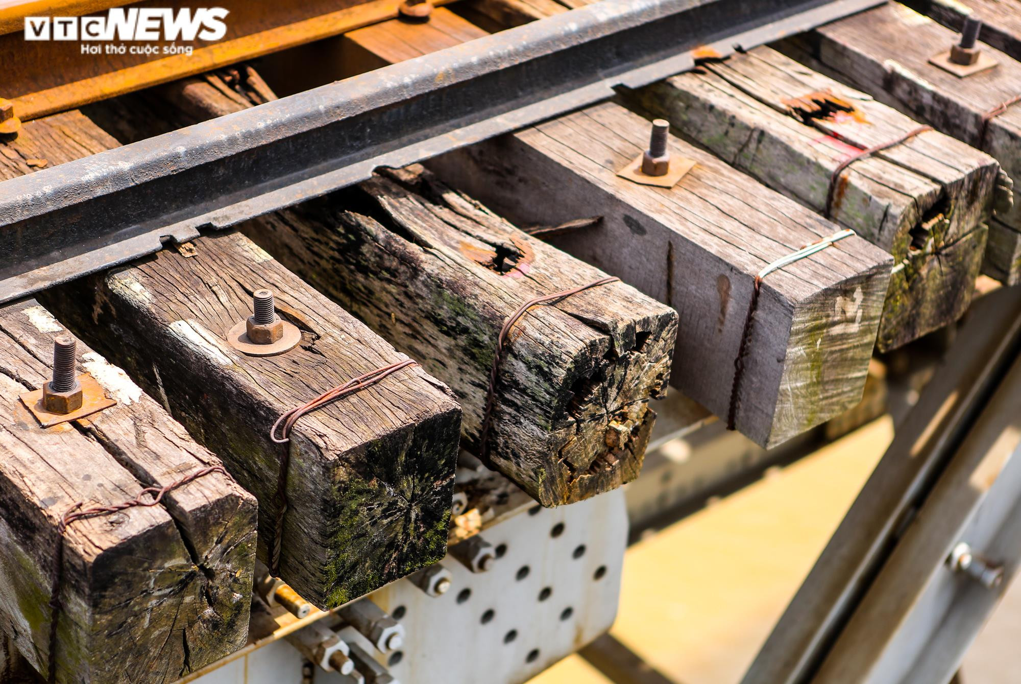 Ảnh: Cầu Long Biên xuống cấp trầm trọng, dân lo lắng mỗi khi sang sông - 7