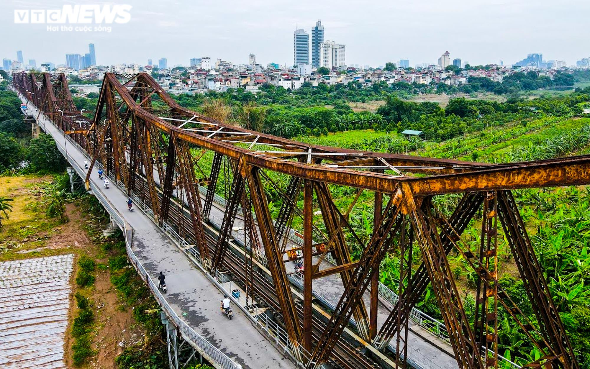 Ảnh: Cầu Long Biên xuống cấp trầm trọng, dân lo lắng mỗi khi sang sông - 2