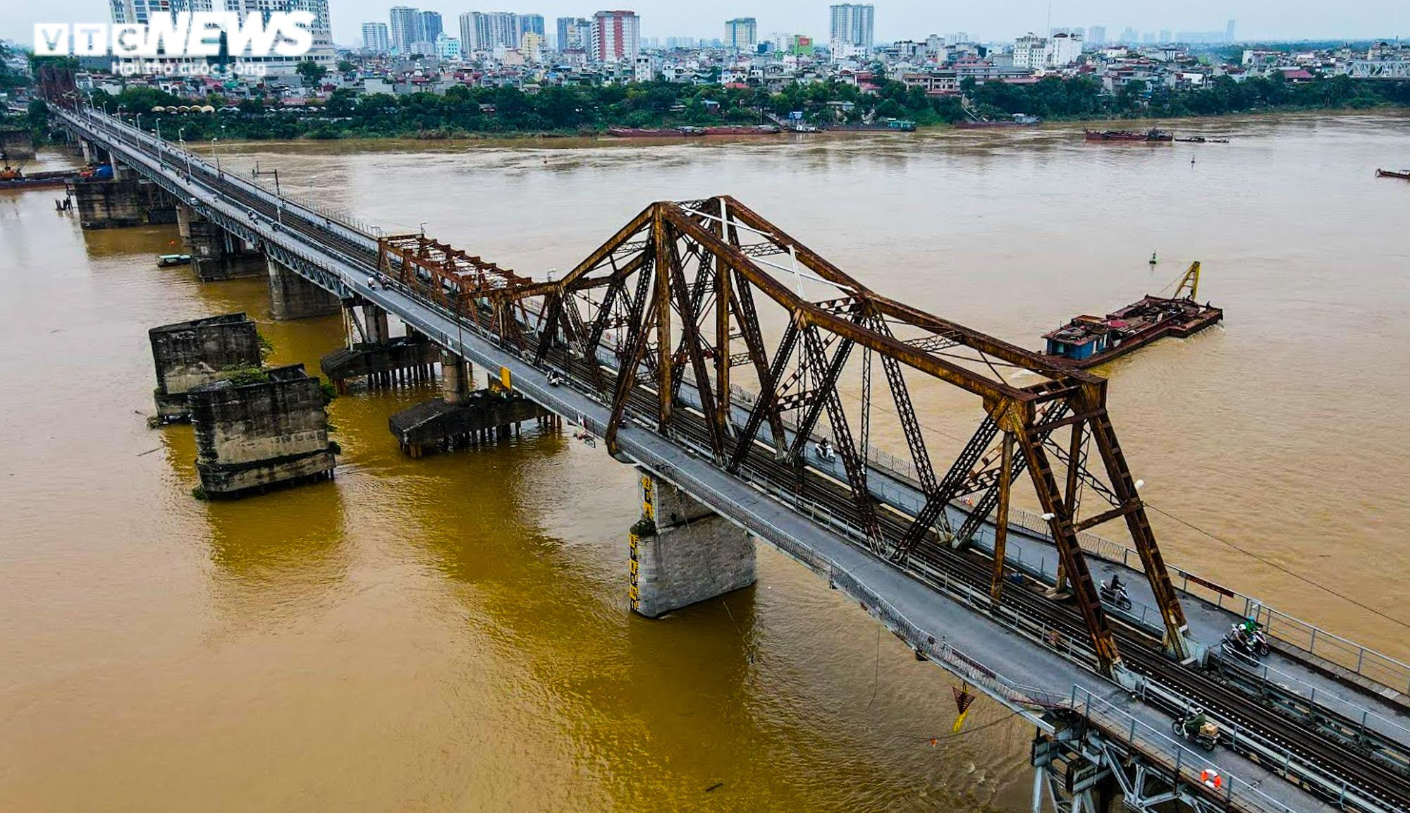 Ảnh: Cầu Long Biên xuống cấp trầm trọng, dân lo lắng mỗi khi sang sông - 1