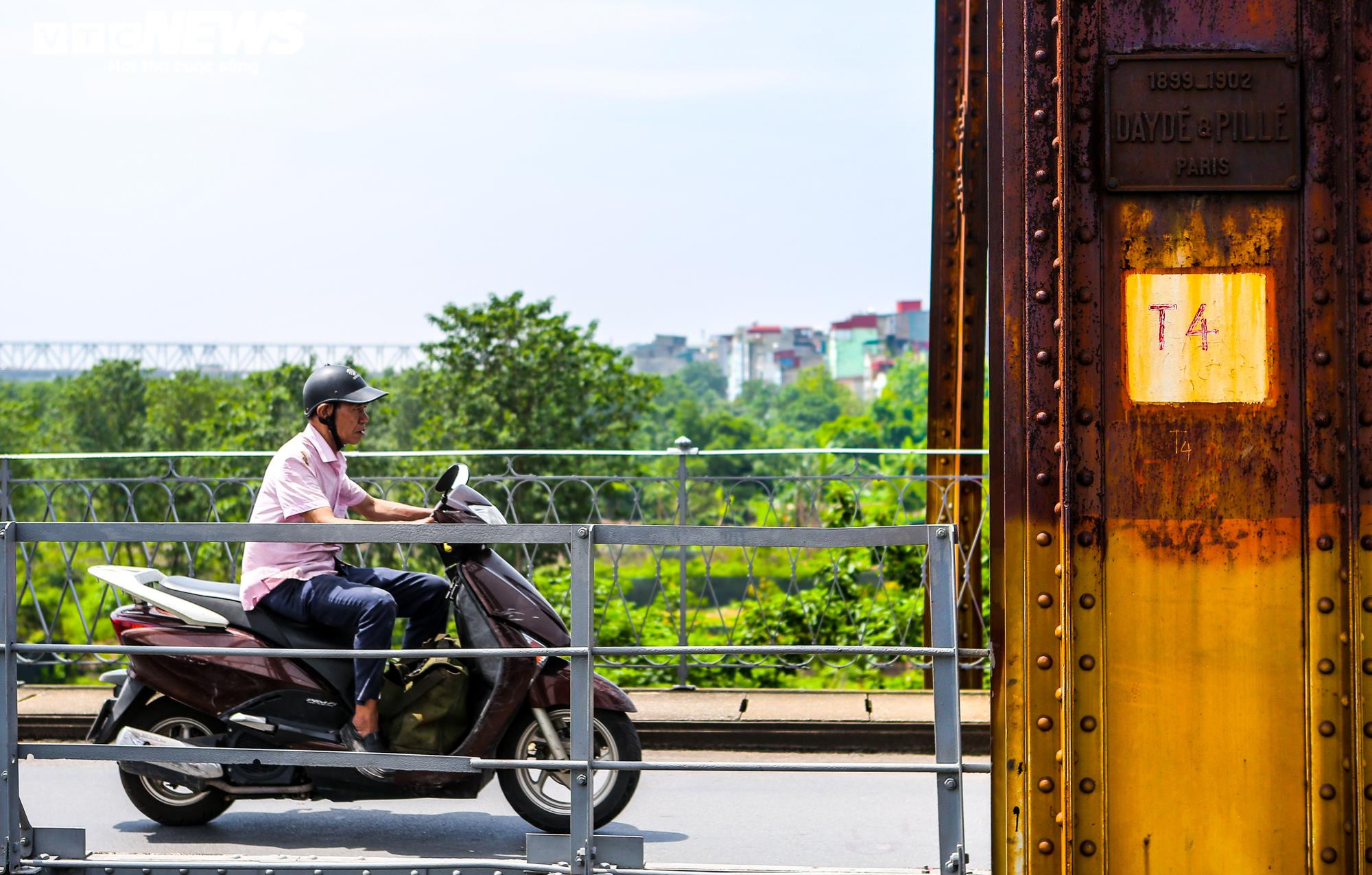 Ảnh: Cầu Long Biên xuống cấp trầm trọng, dân lo lắng mỗi khi sang sông - 4