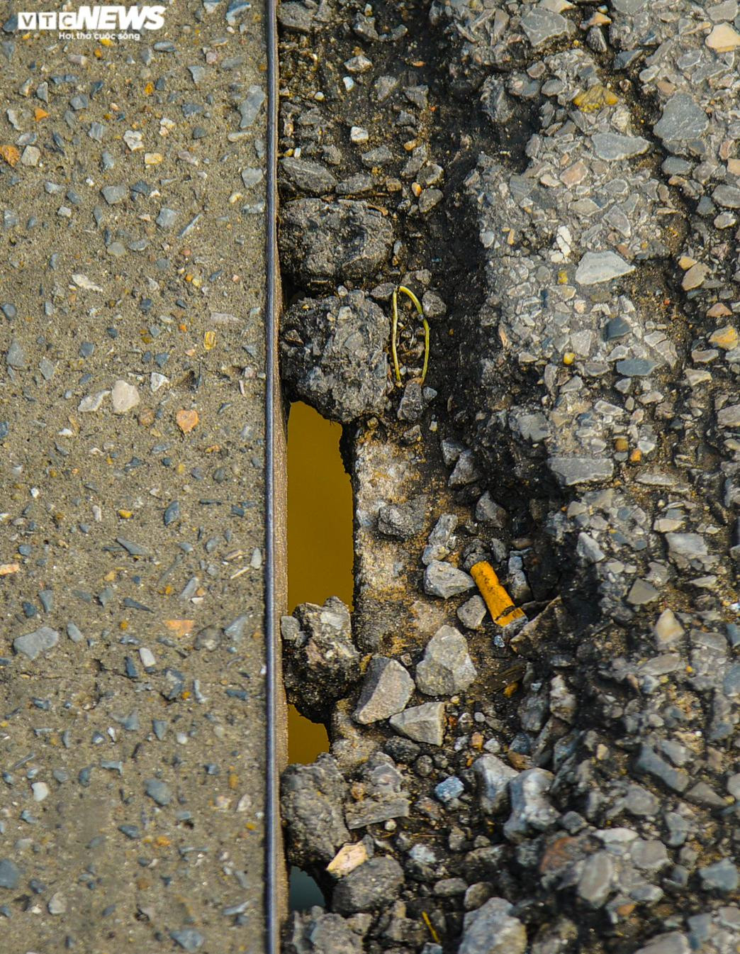 Ảnh: Cầu Long Biên xuống cấp trầm trọng, dân lo lắng mỗi khi sang sông - 5