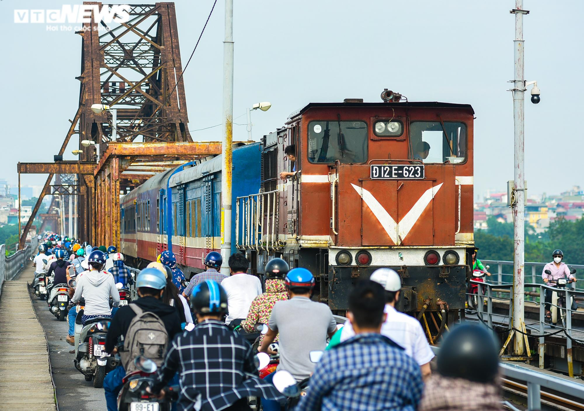 Ảnh: Cầu Long Biên xuống cấp trầm trọng, dân lo lắng mỗi khi sang sông - 14