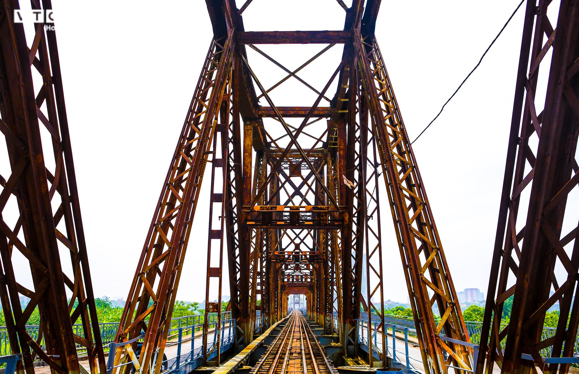 Ảnh: Cầu Long Biên xuống cấp trầm trọng, dân lo lắng mỗi khi sang sông - 3