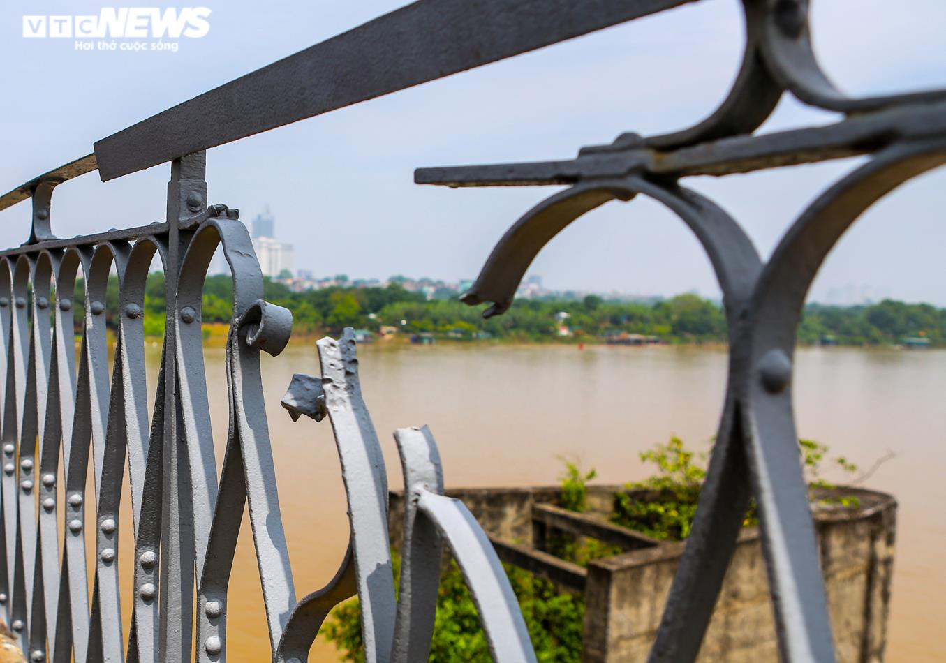 Ảnh: Cầu Long Biên xuống cấp trầm trọng, dân lo lắng mỗi khi sang sông - 9