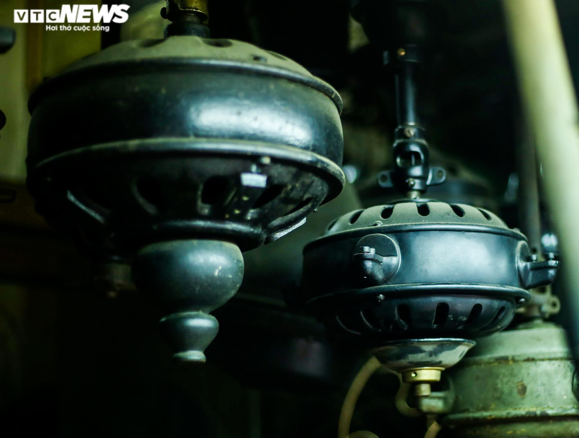 Ảnh: Người 'hồi sinh' những chiếc quạt cổ có niên đại cả trăm năm - 4