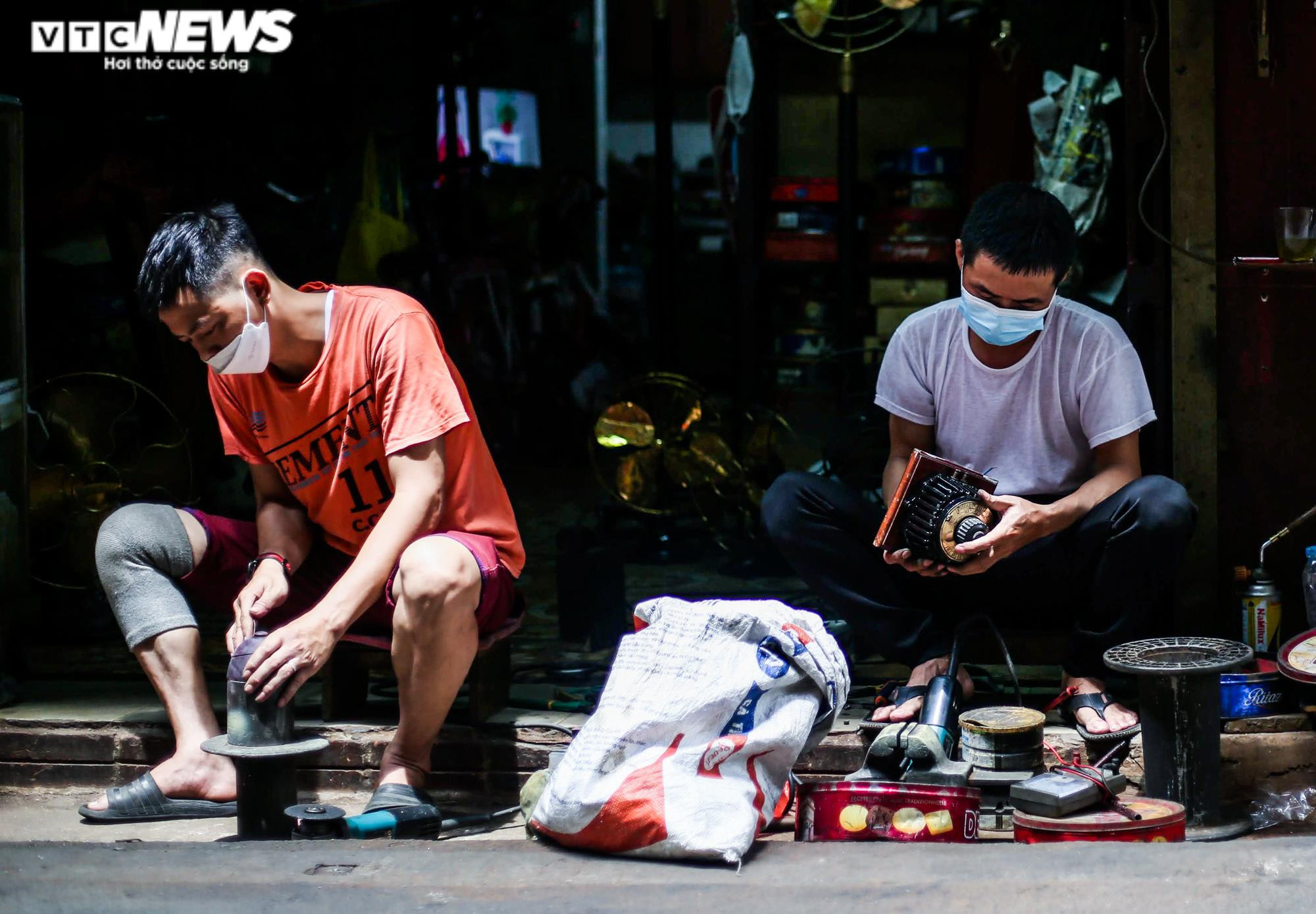 Ảnh: Người 'hồi sinh' những chiếc quạt cổ có niên đại cả trăm năm - 2