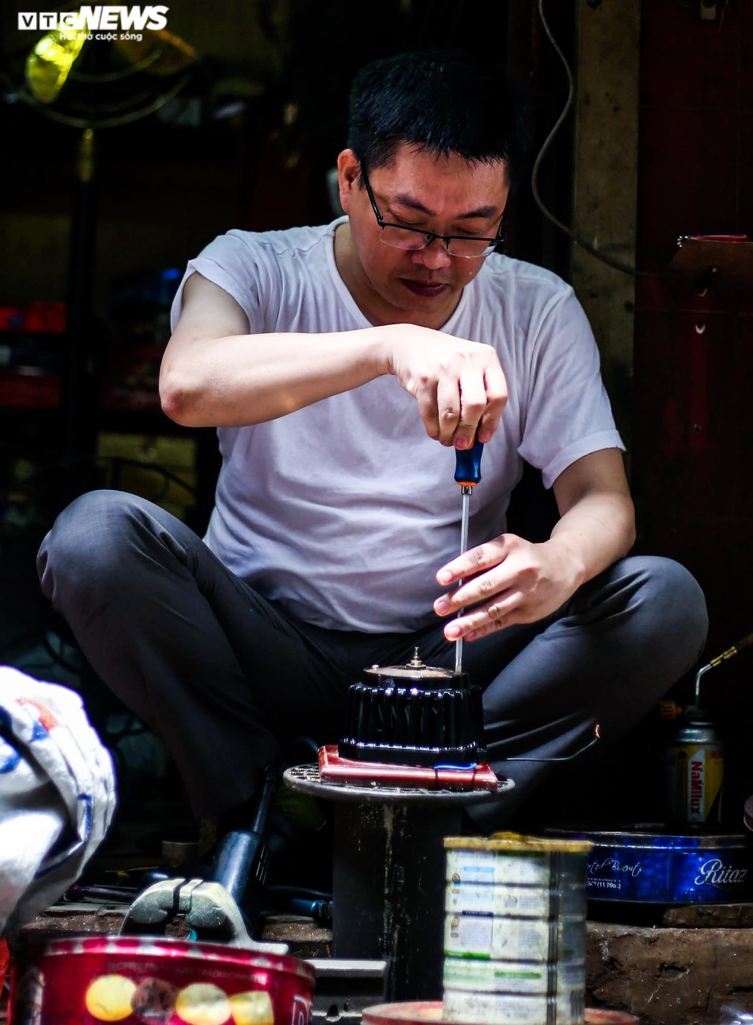 Ảnh: Người 'hồi sinh' những chiếc quạt cổ có niên đại cả trăm năm - 8