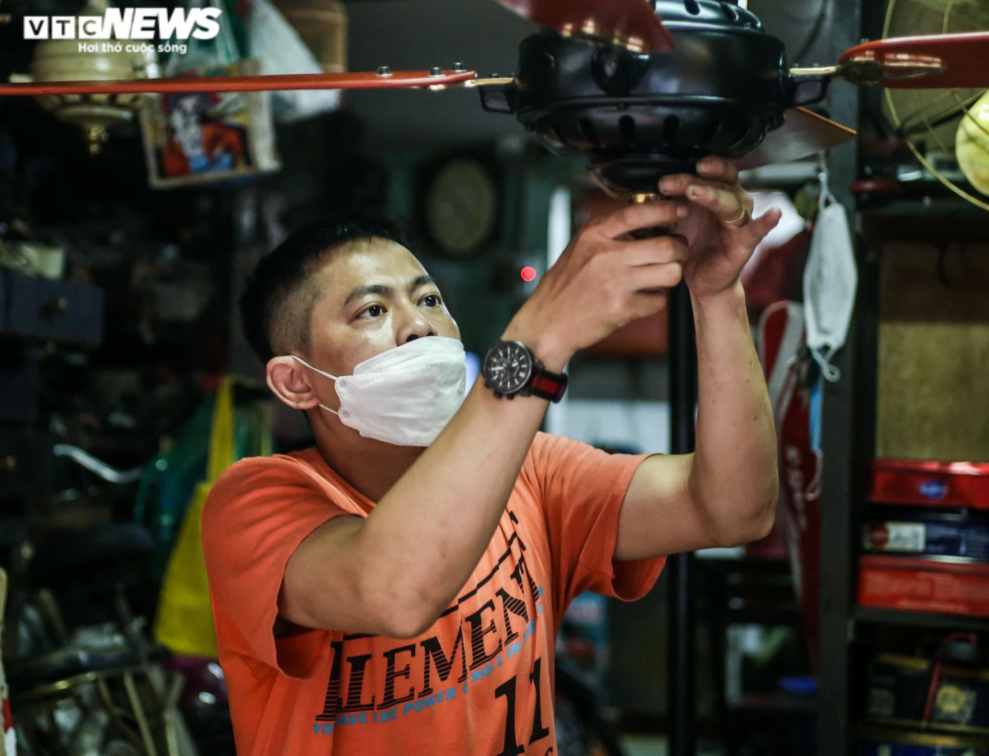 Ảnh: Người 'hồi sinh' những chiếc quạt cổ có niên đại cả trăm năm - 7