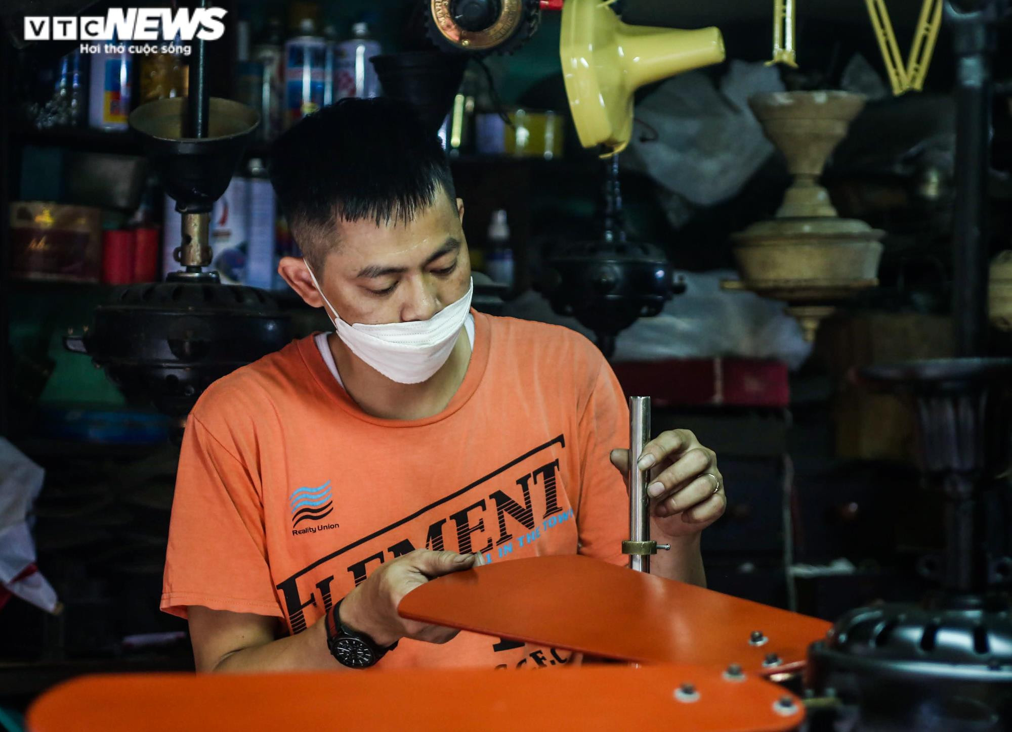 Ảnh: Người 'hồi sinh' những chiếc quạt cổ có niên đại cả trăm năm - 13