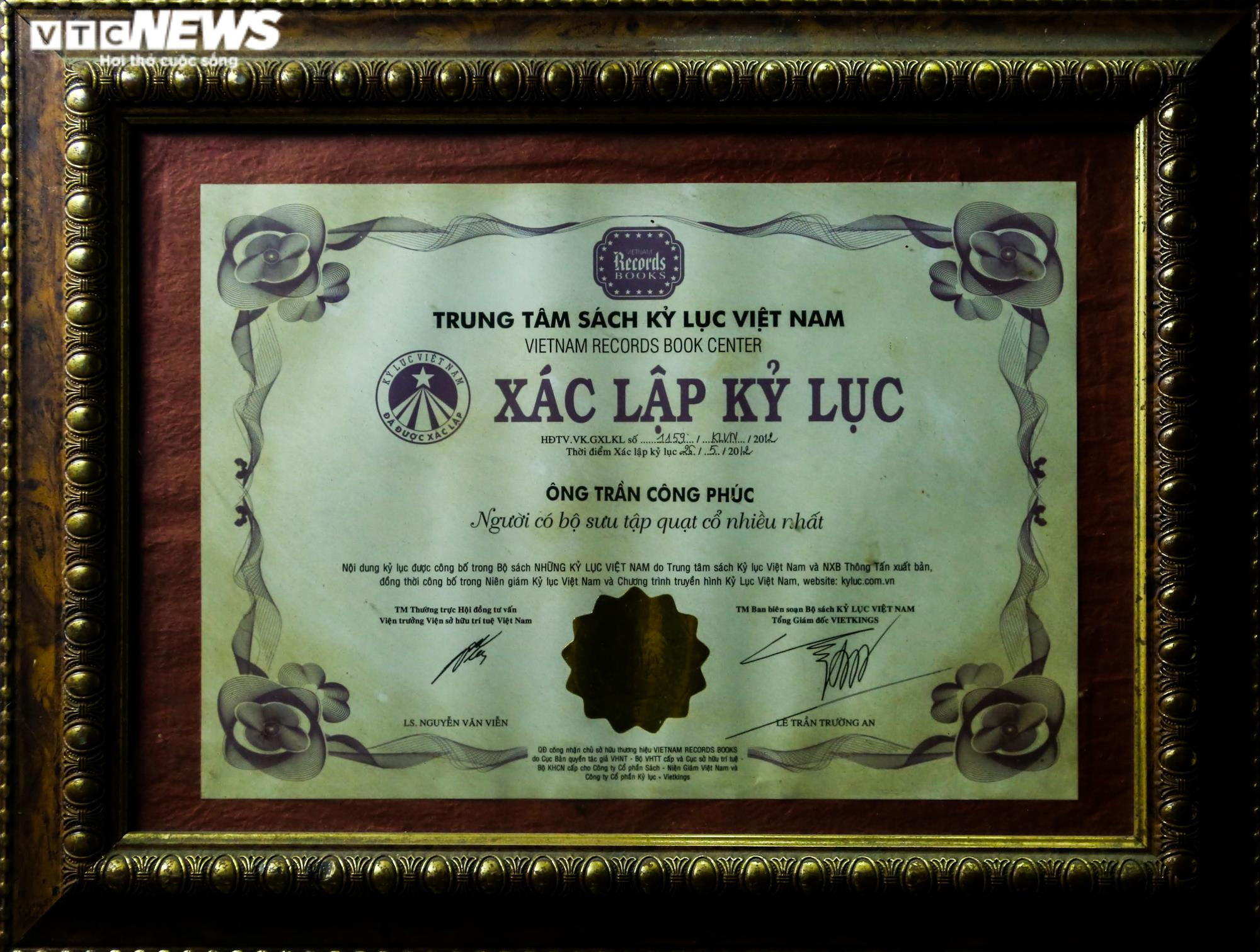 Ảnh: Người 'hồi sinh' những chiếc quạt cổ có niên đại cả trăm năm - 12