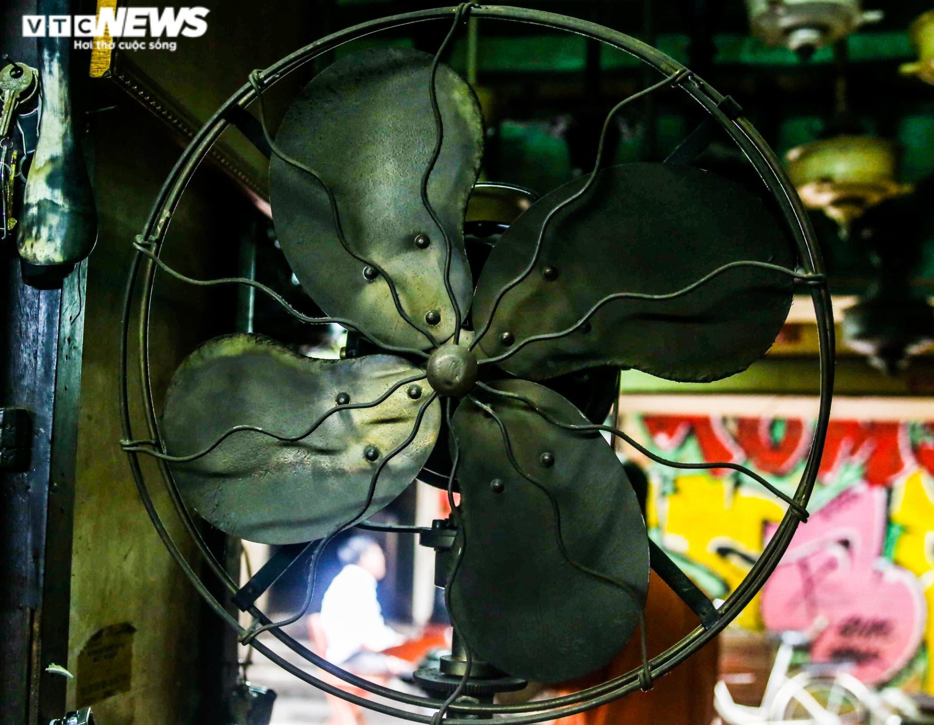 Ảnh: Người 'hồi sinh' những chiếc quạt cổ có niên đại cả trăm năm - 5