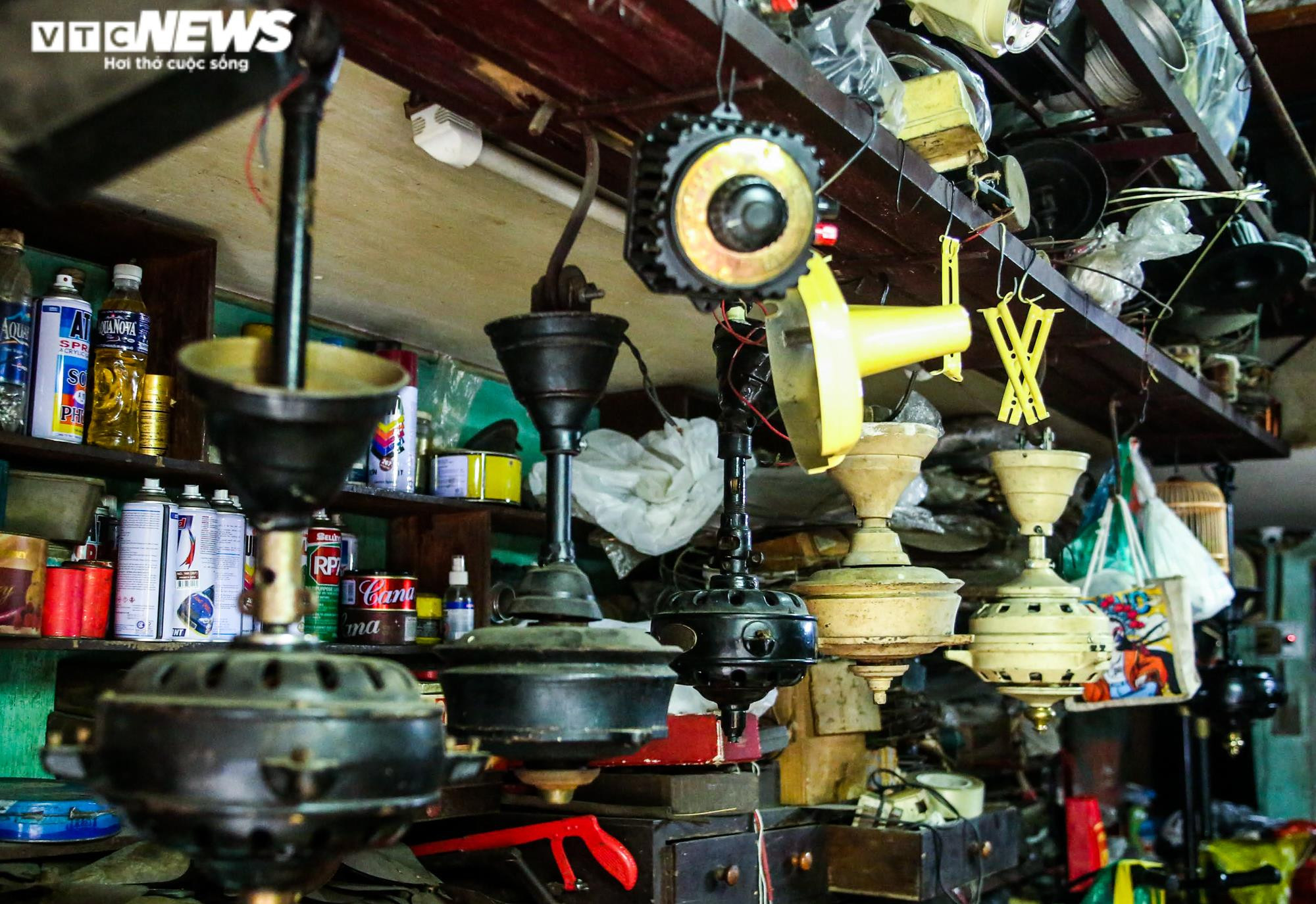 Ảnh: Người 'hồi sinh' những chiếc quạt cổ có niên đại cả trăm năm - 3