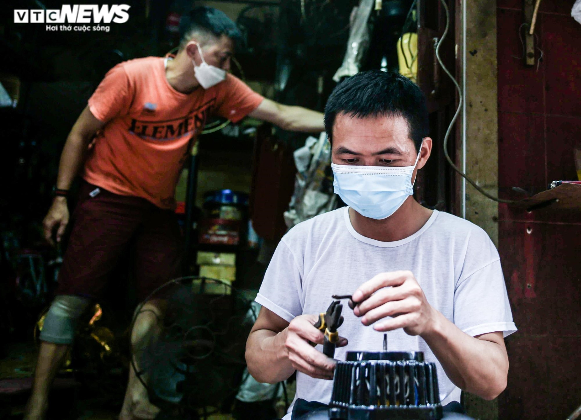 Ảnh: Người 'hồi sinh' những chiếc quạt cổ có niên đại cả trăm năm - 6