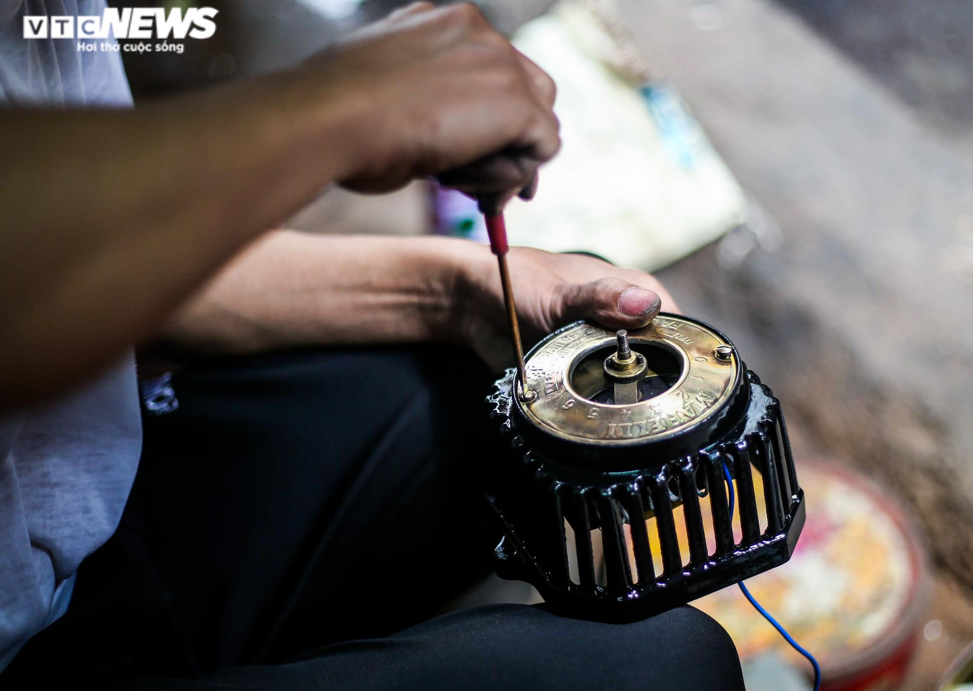 Ảnh: Người 'hồi sinh' những chiếc quạt cổ có niên đại cả trăm năm - 9