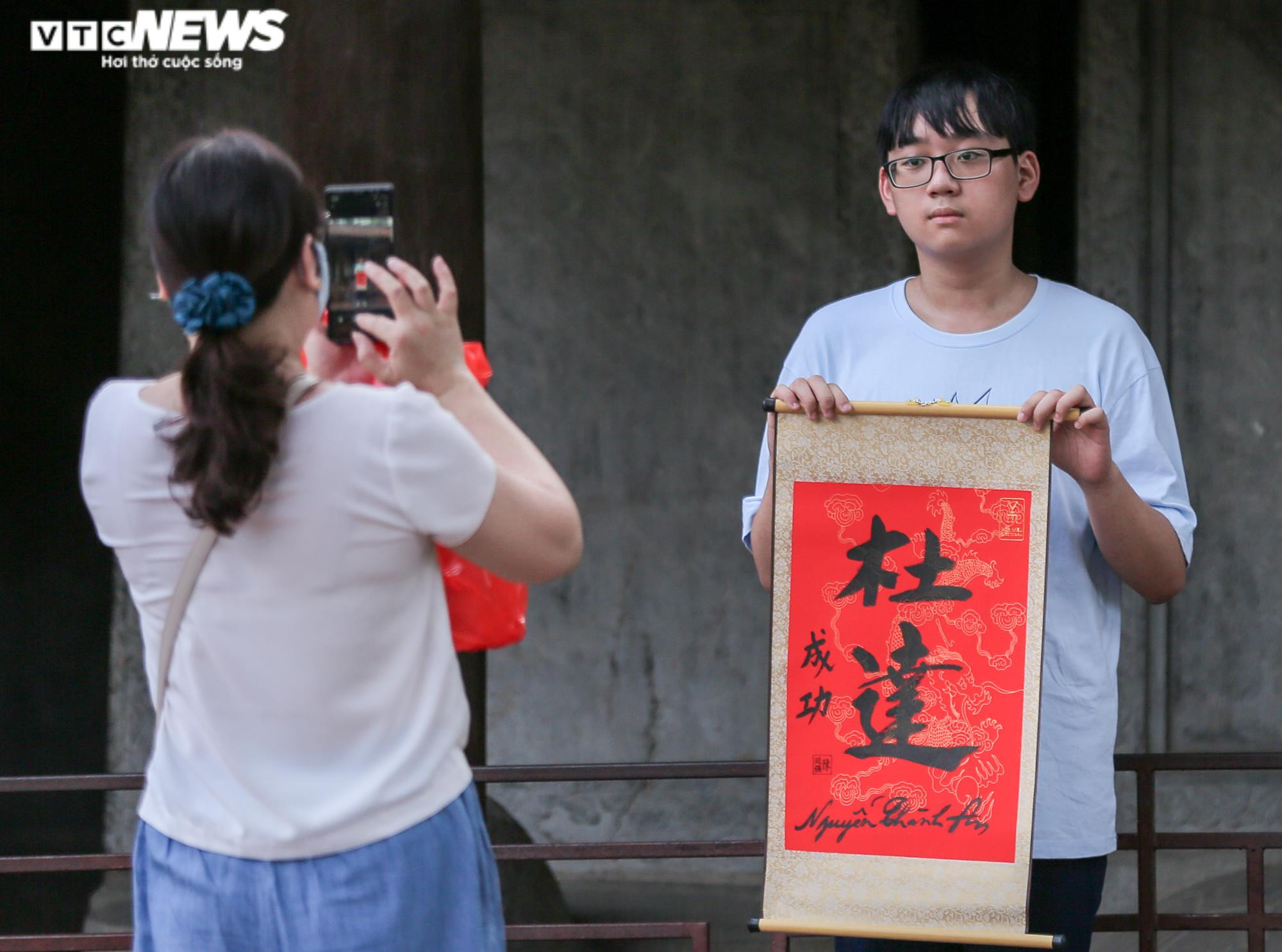 Ảnh: Nườm nượp sĩ tử đến Văn Miếu xin chữ, cầu may trước kỳ thi vào lớp 10 - 11