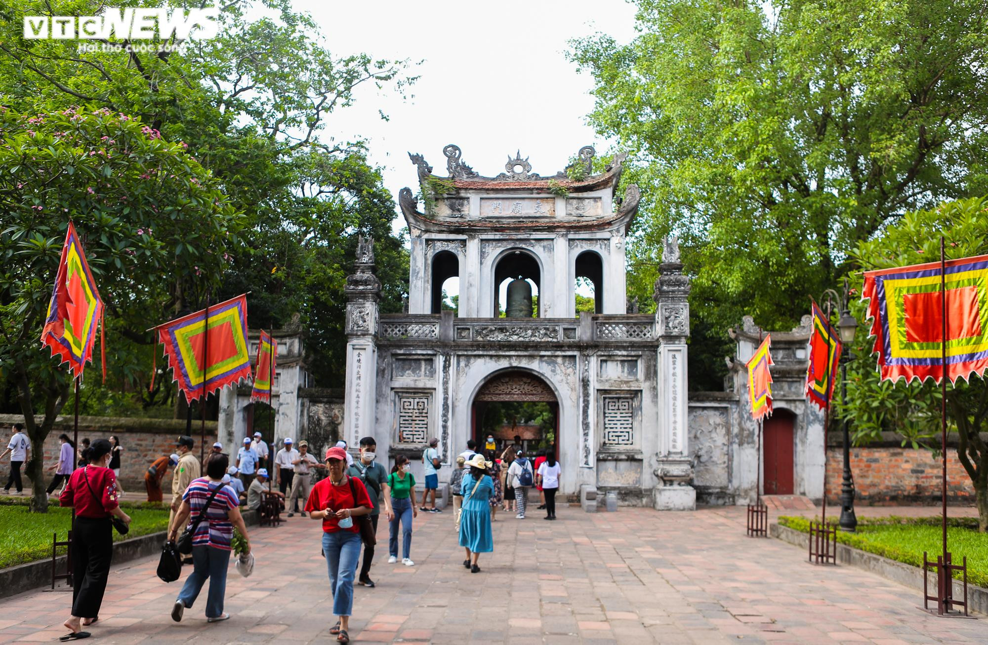 Ảnh: Nườm nượp sĩ tử đến Văn Miếu xin chữ, cầu may trước kỳ thi vào lớp 10 - 1