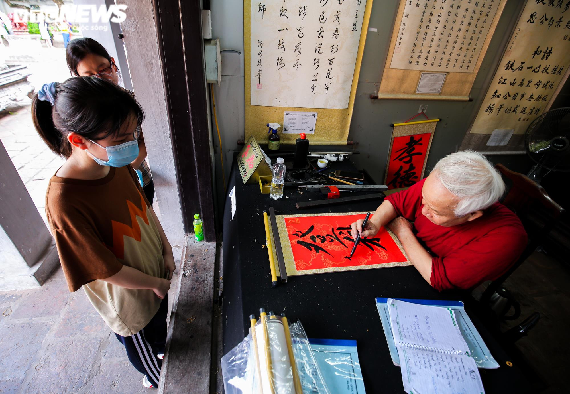 Ảnh: Nườm nượp sĩ tử đến Văn Miếu xin chữ, cầu may trước kỳ thi vào lớp 10 - 9